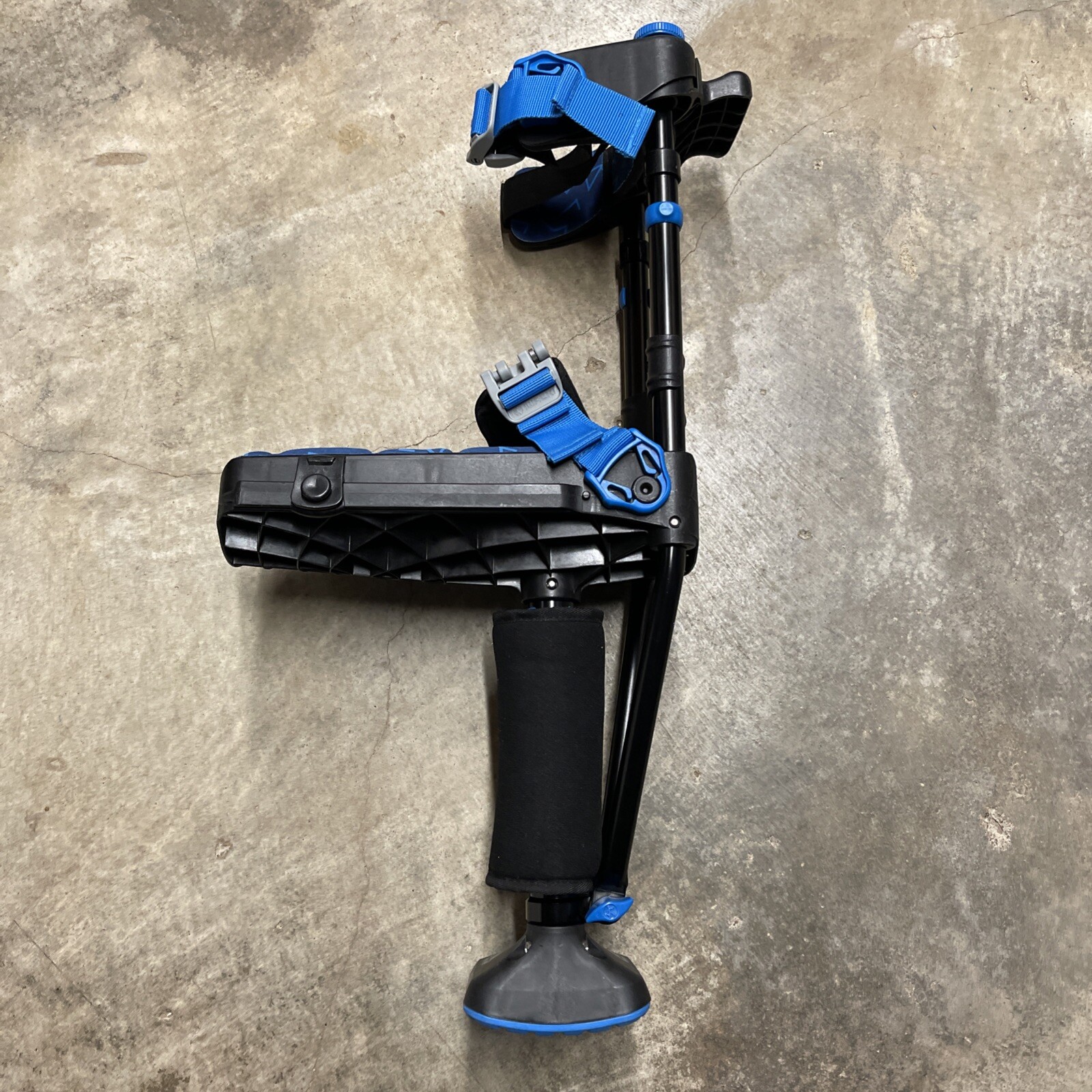 iWALK FREE 3.0 HANDS FREE CRUTCH PAIN FRRE KNEE CRUTCH ALTERNATIVE TO CRUTCHES
