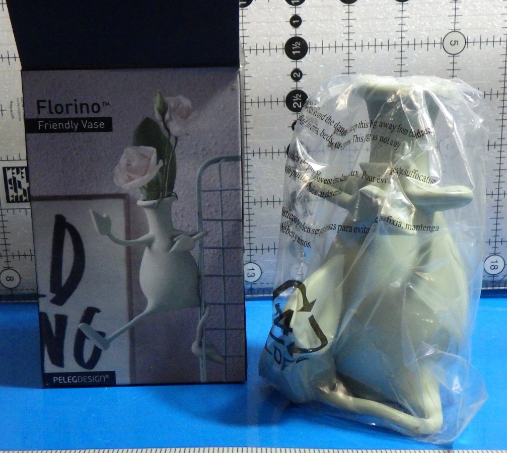 Florino Friendly Vase Pelegdesign poseable flexible hangs on humanoid bud plant
