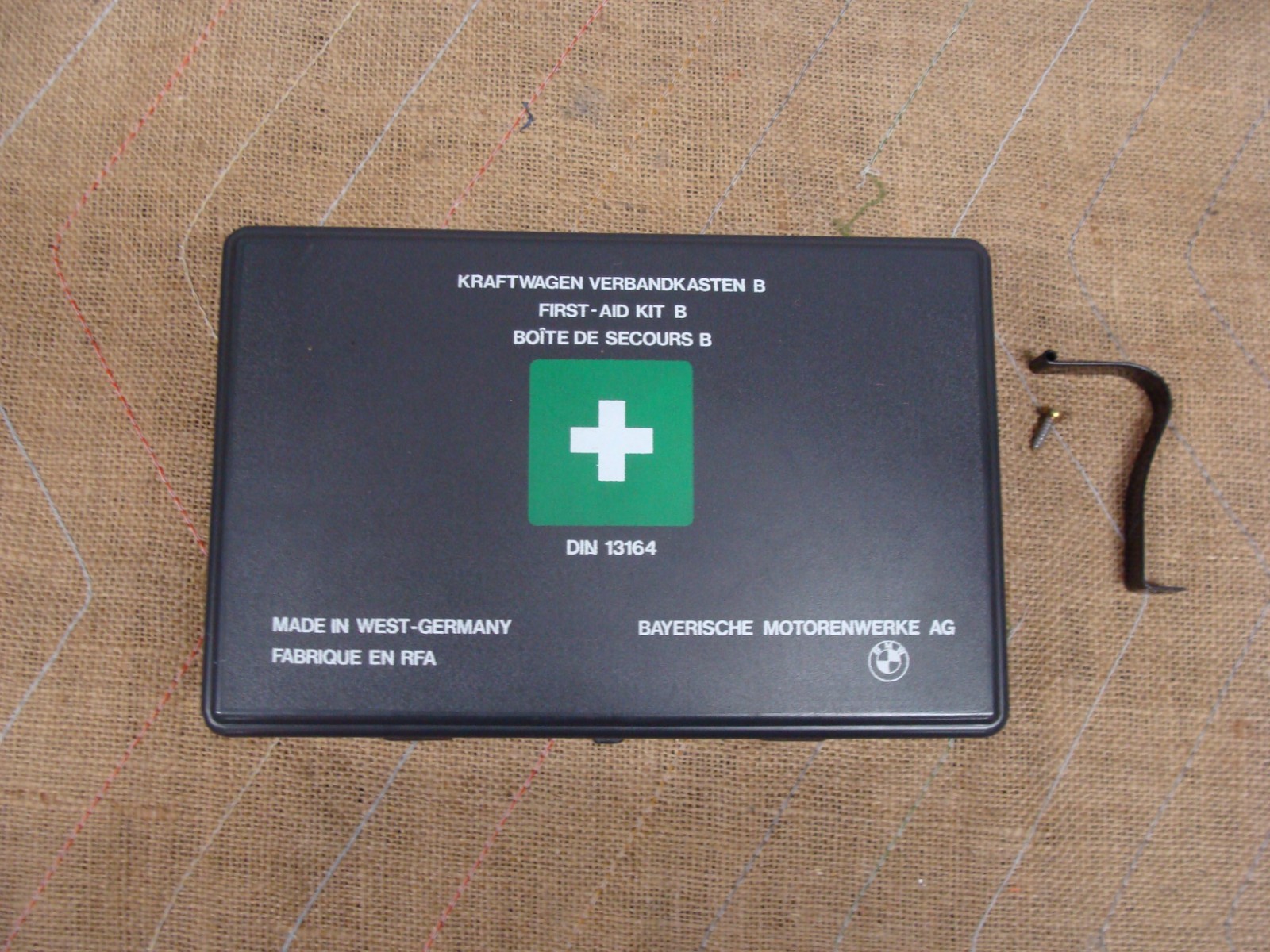 BMW E28 535i/is M5 533i Trunk emergency first aid kit + MOUNT BRACKET DIN13164