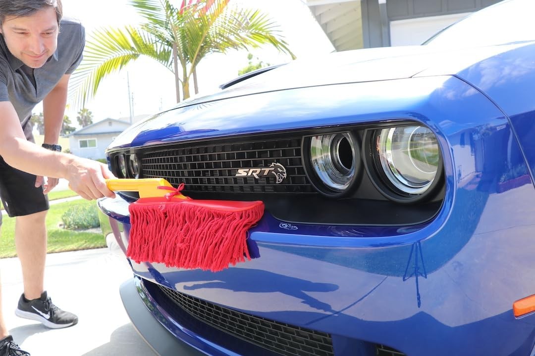 62442 Standard Car Duster W/ Wooden Handle,Red
