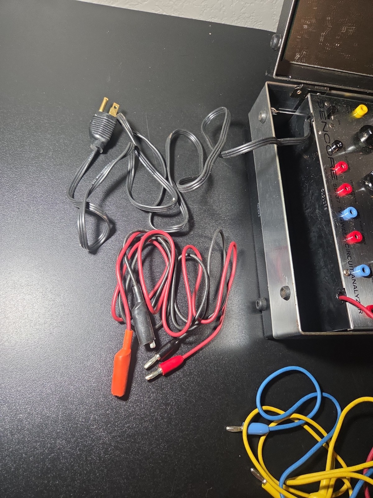 Sencore SS137 Sweep Circuit Analyzer - Power On - Untested