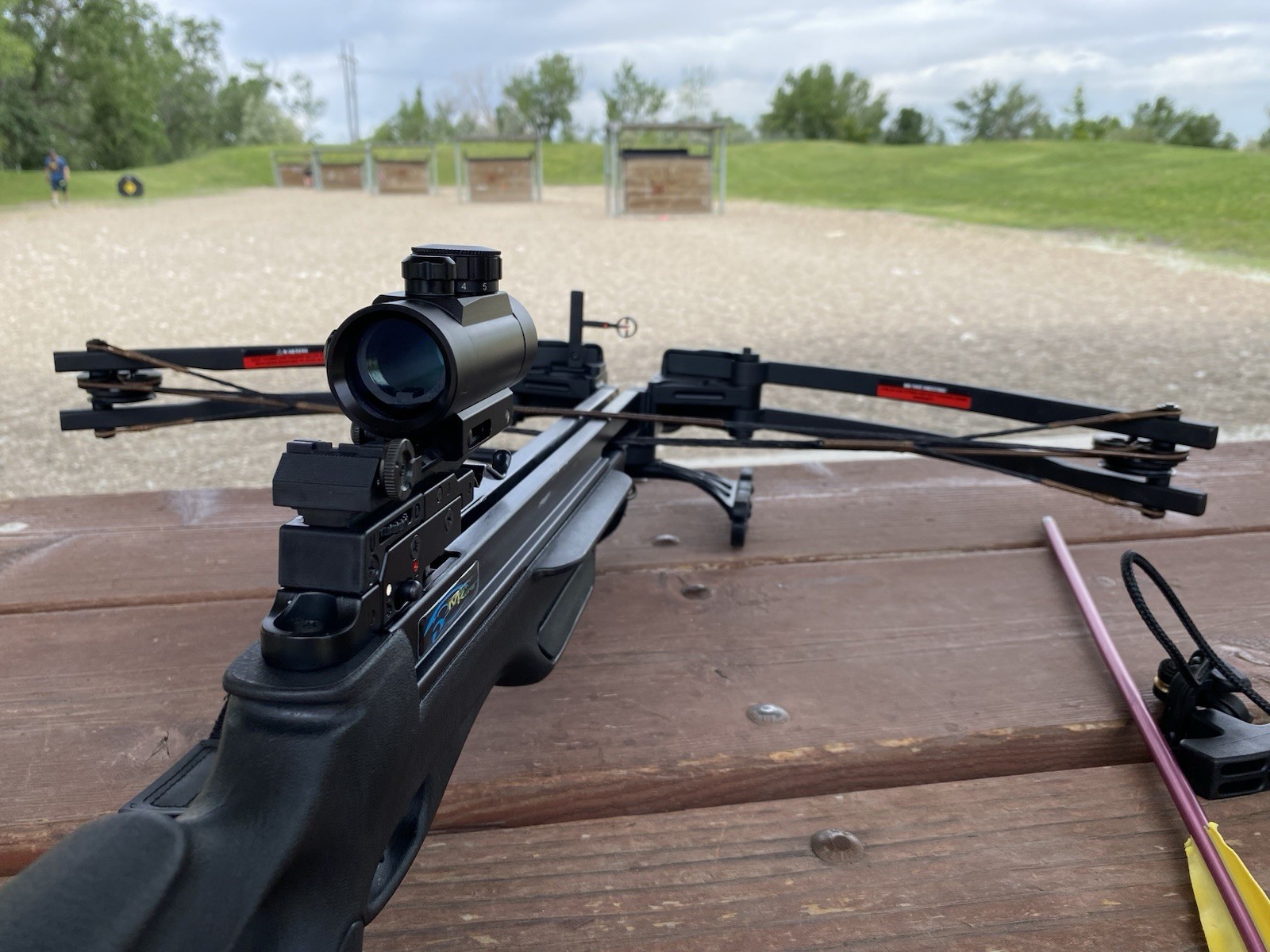 175 lbs Compound Crossbow Black 300 fps Red Dot Sight & Arrows Aluminum
