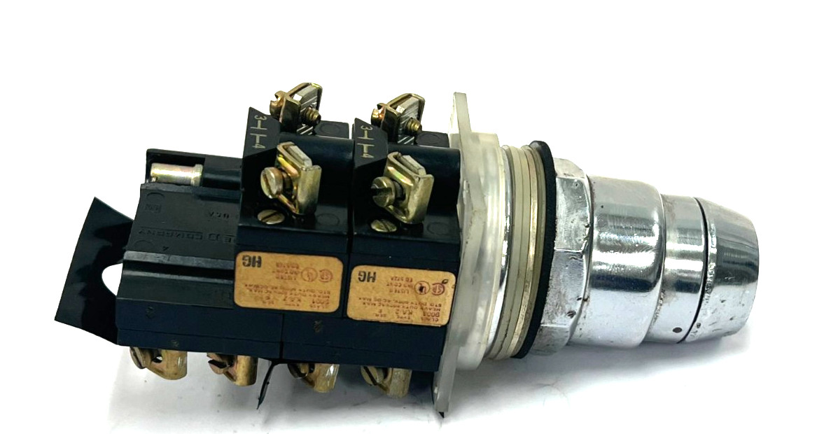 SQUARE D CLASS 9001 TYPE KA-1 KEY SELECTOR SWITCH PILOT DUTY 120-600V *NO KEY*