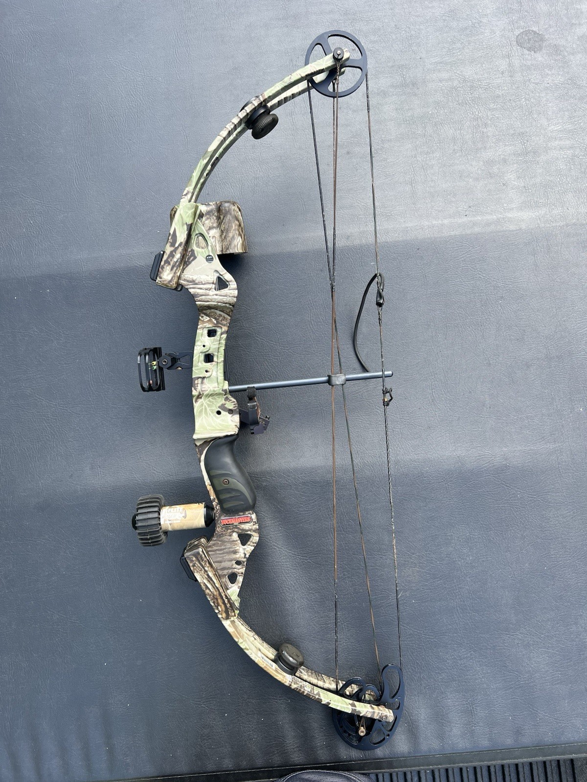 BUCKMASTERS BTR Pro Compound Bow Package Right Hand/Limb Saver/V Flight High Tek