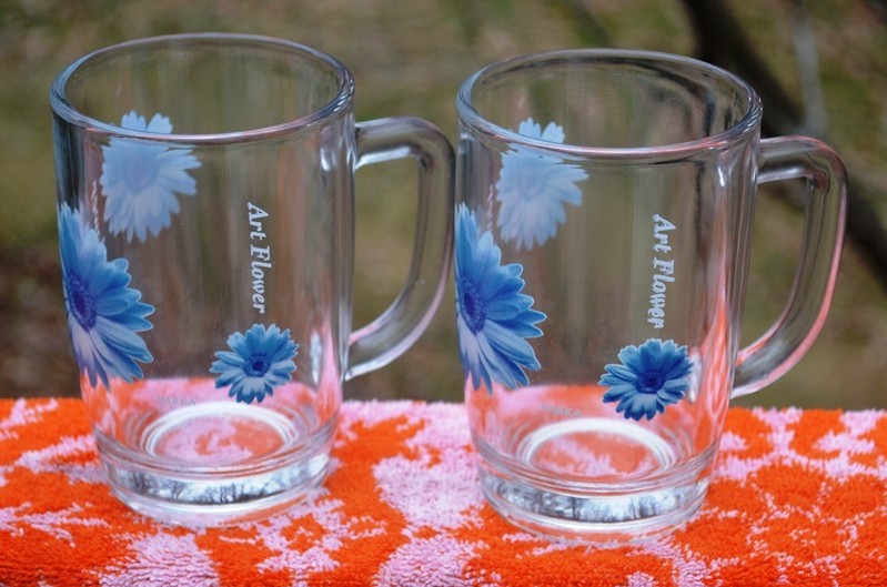 PAIR OF PARKA GLASS ART FLOWER GLASS MUGS