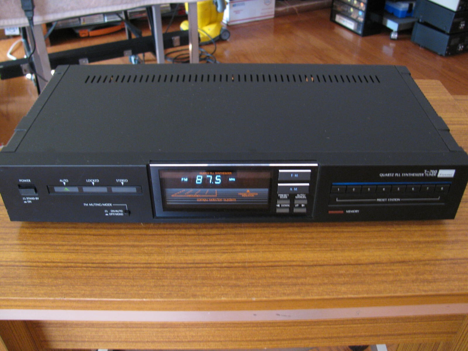 Vintage Sansui T-700 Quartz PLL Synthesizer AM/FM Stereo Tuner Tested Works