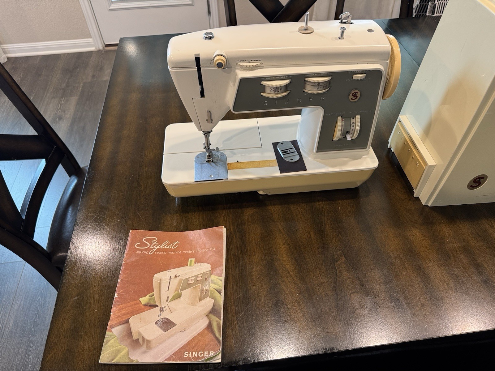 Vintage 1976 SINGER Stylist 774 Zig-Zag Sewing Machine w/ Case & Pedal. Works