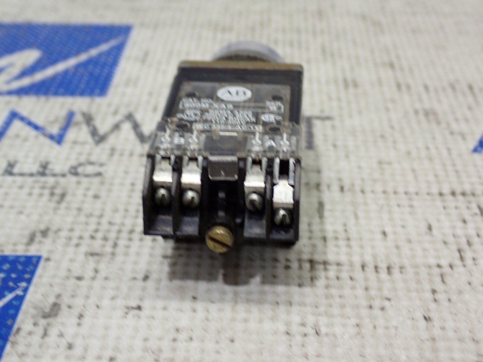 Allen Bradley 800MR-HX2B 2 Position Maintain Selector Switch
