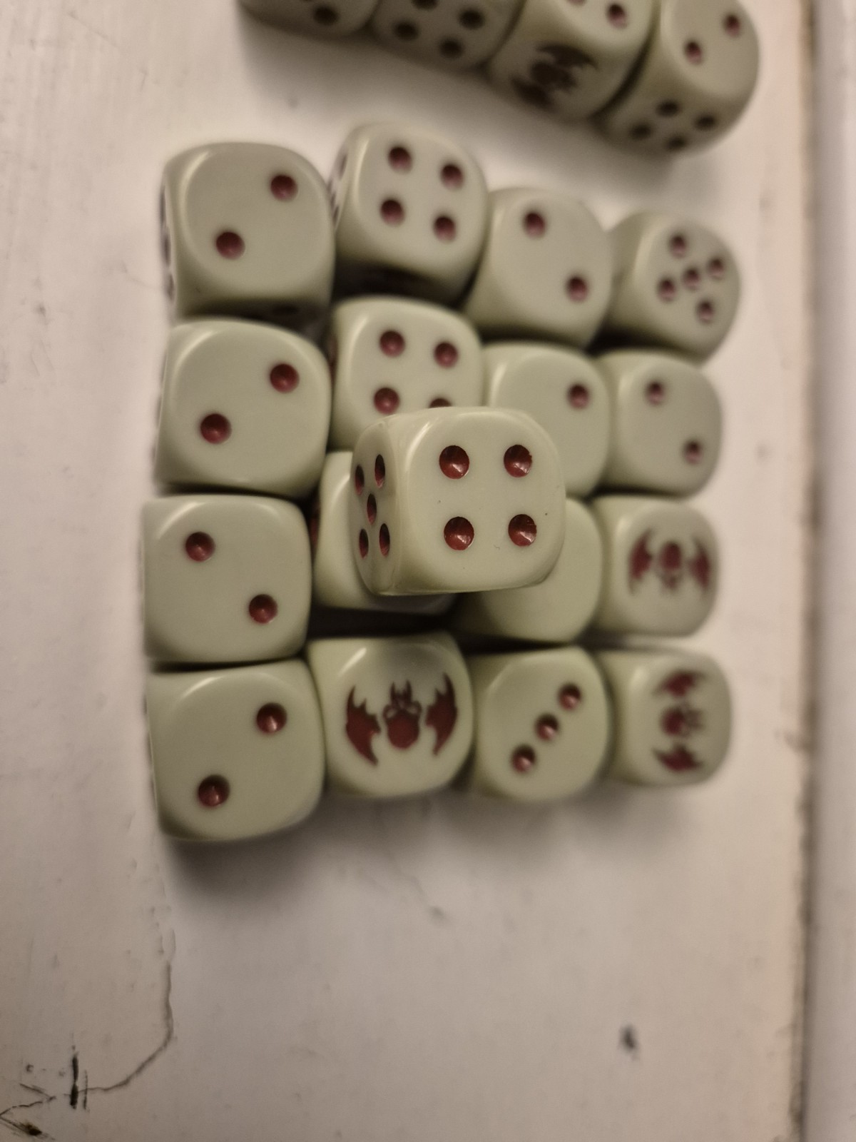 Flesh-Eater Courts Grey & Red D6 Dice Set | Warhammer Age of Sigmar Accessory
