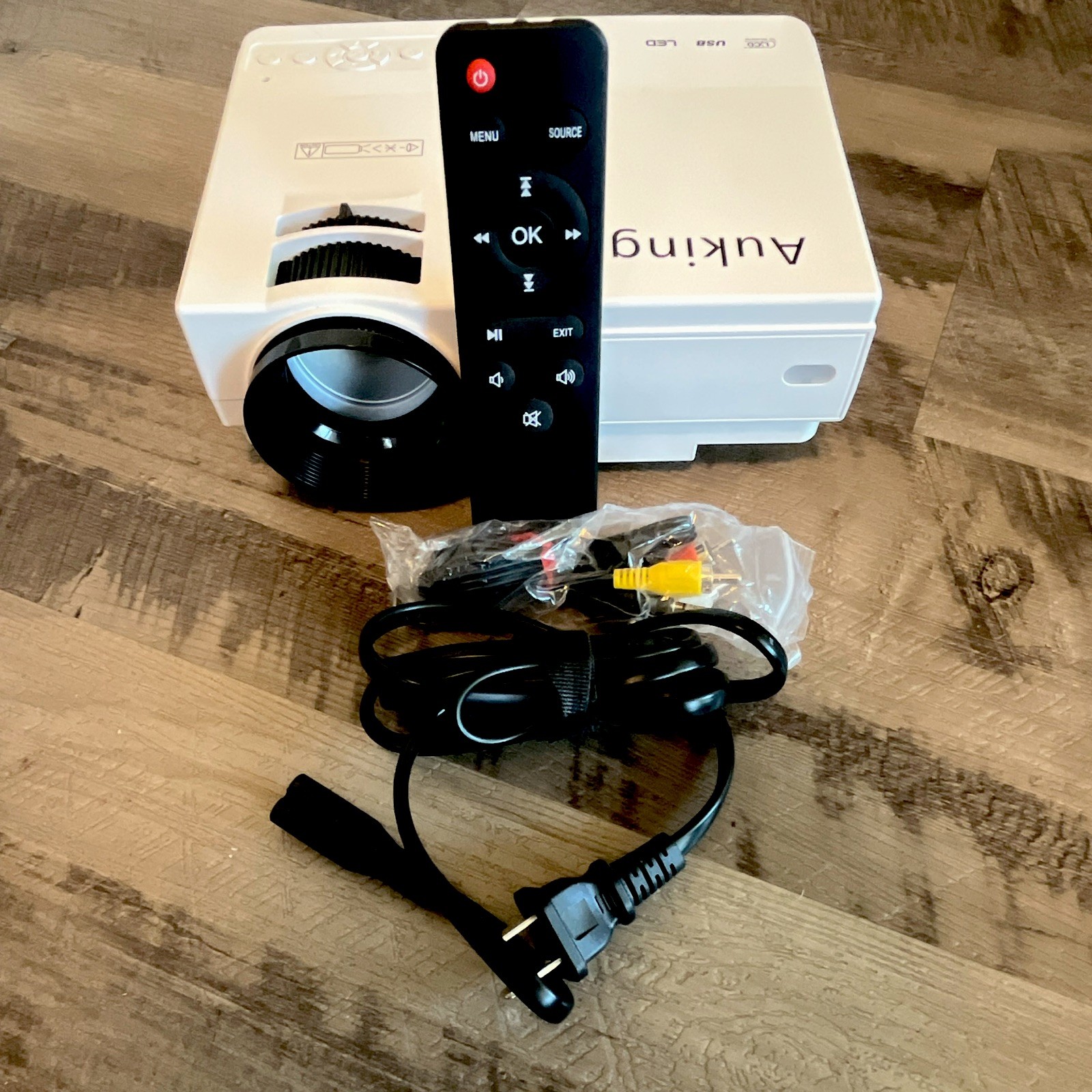 AuKing M8-F Portable LCD Projector 1080p Max 16:9 2400lm HDMI USB VGA
