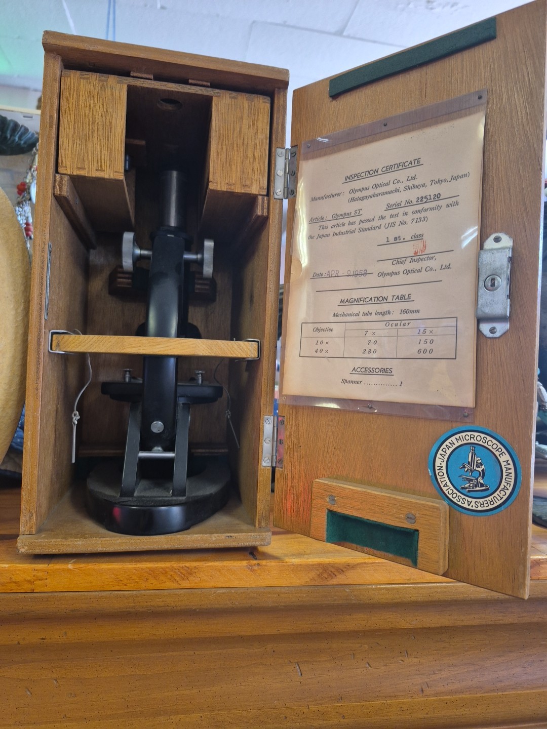VINTAGE OLYMPUS TOKYO JAPAN OIC #225120 MICROSCOPE IN WOODEN CARRYING BOX
