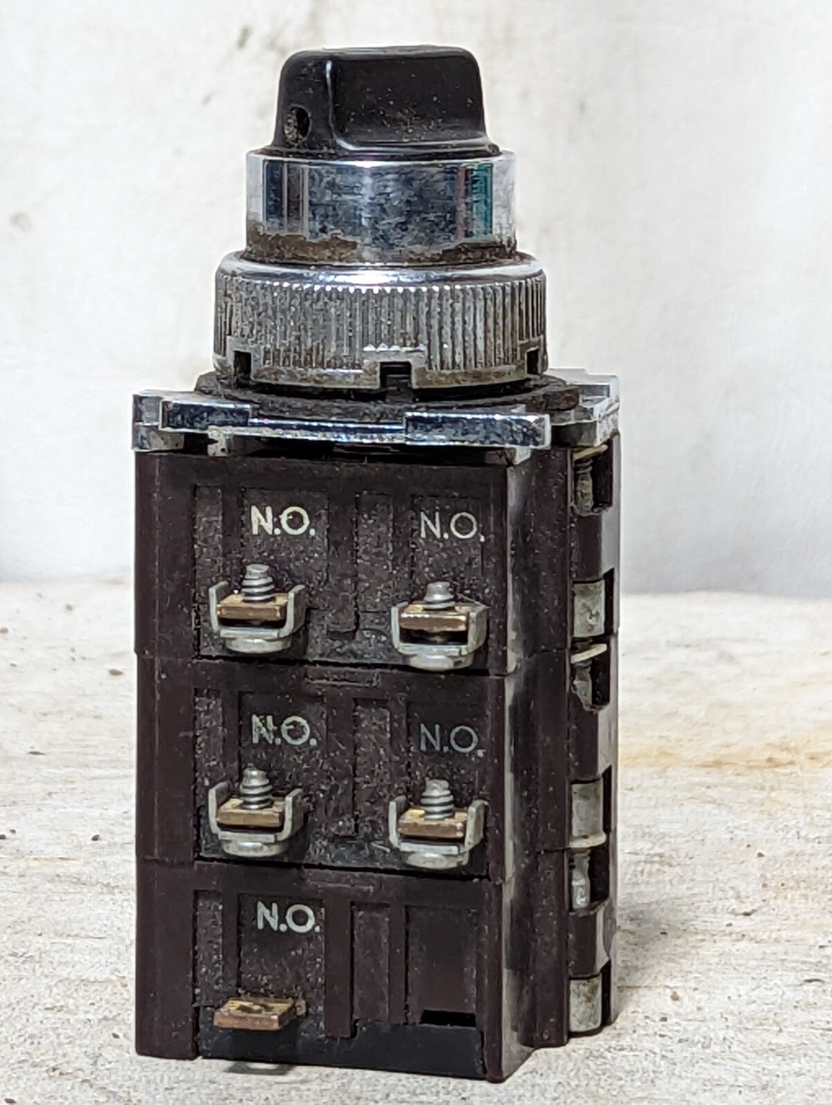 Cutler-Hammer selector switch, 600V max, black knob