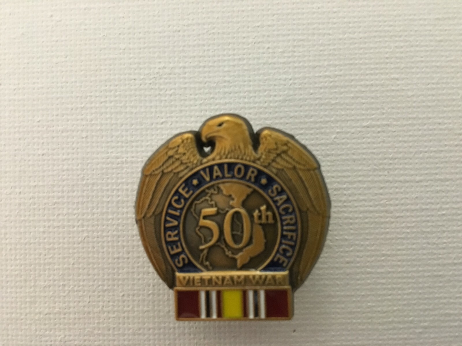 50TH ANNIVERSARY VIETNAM WAR HAT PIN MEASURES 1 3/16TH'S INCHES