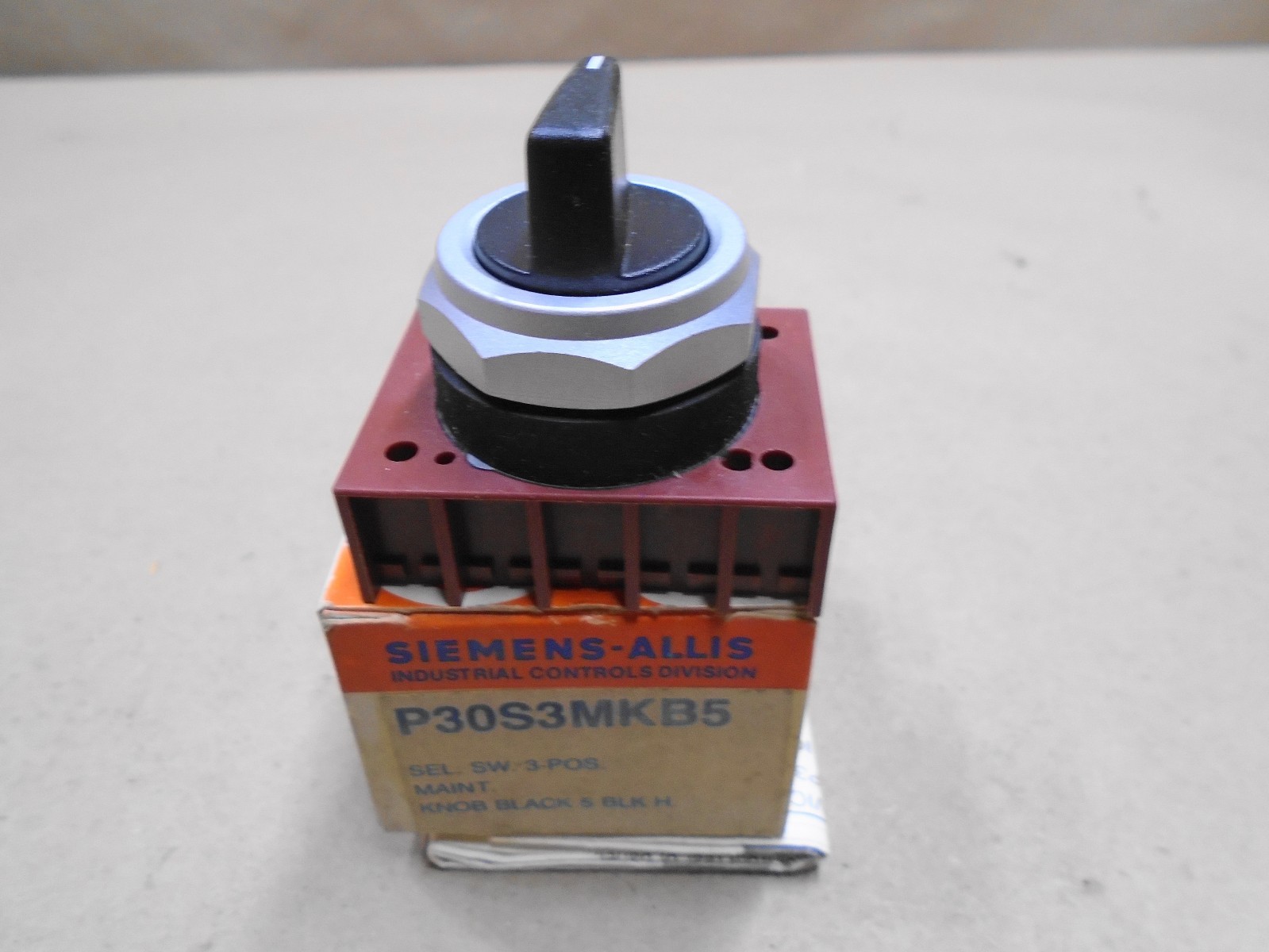 NEW Siemens-Allis P30S3MKB5 3-Position Selector Switch Black Knob