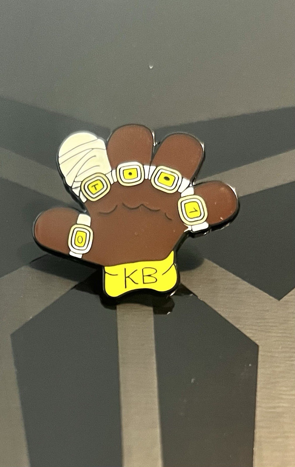 NIKE Kobe Bryant Vs. LeBron “MVPUPPETS” FTB 5 Ring Collectors Lapel Pin RARE !