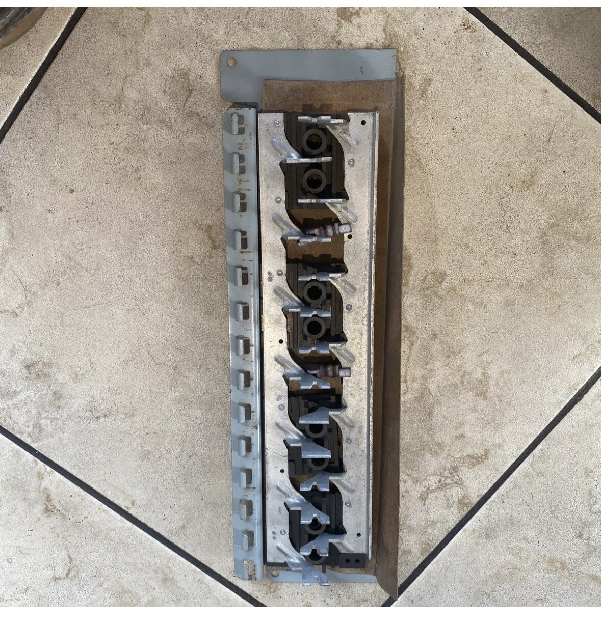 CROUSE HINDS BUSS BAR 125AMP MAX. 120/240V 1PH 12 SPC + 2 MAIN.