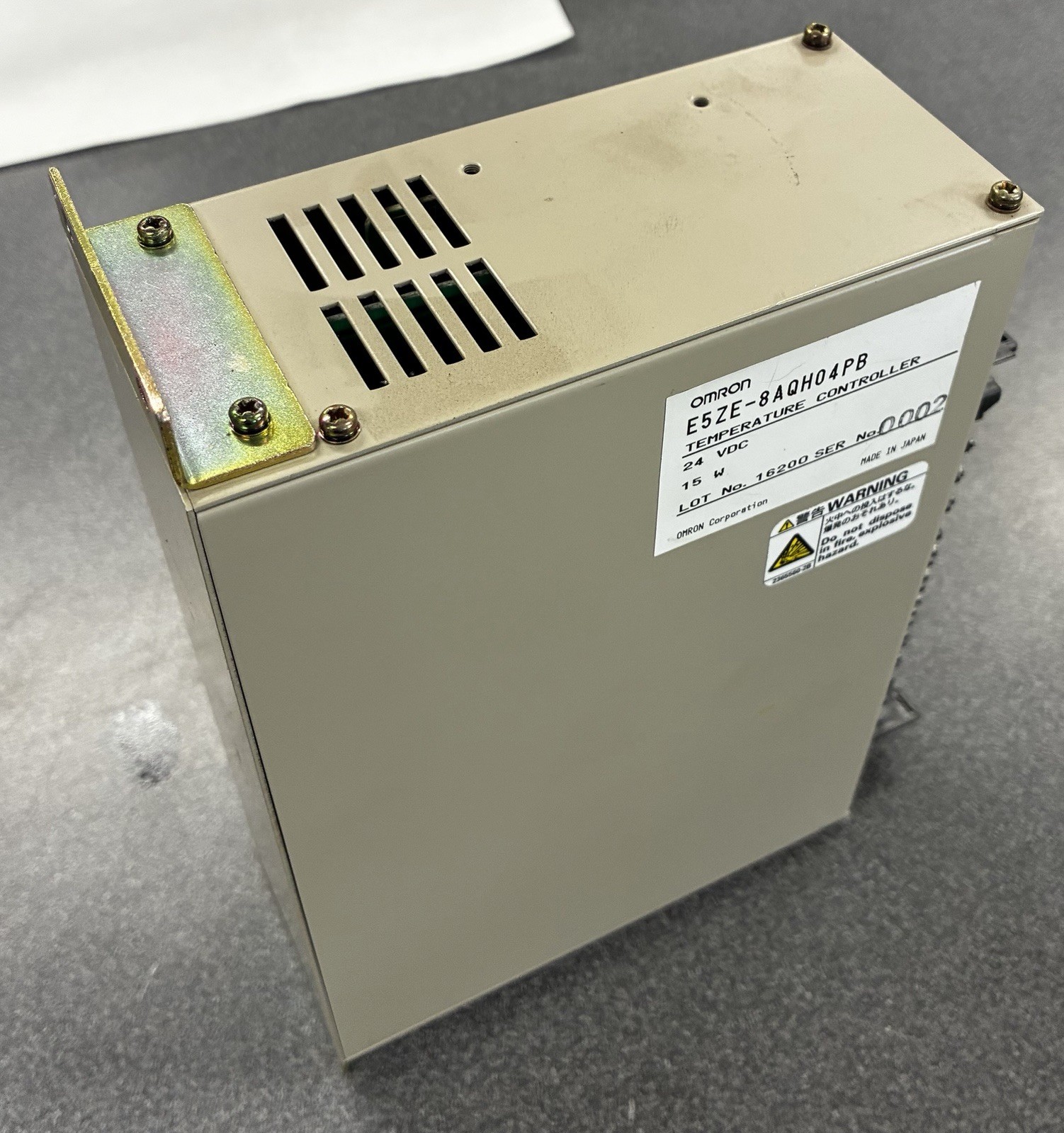Omron E5ZE-8AQH04PB Temperature Controller 24 VDC 15 W