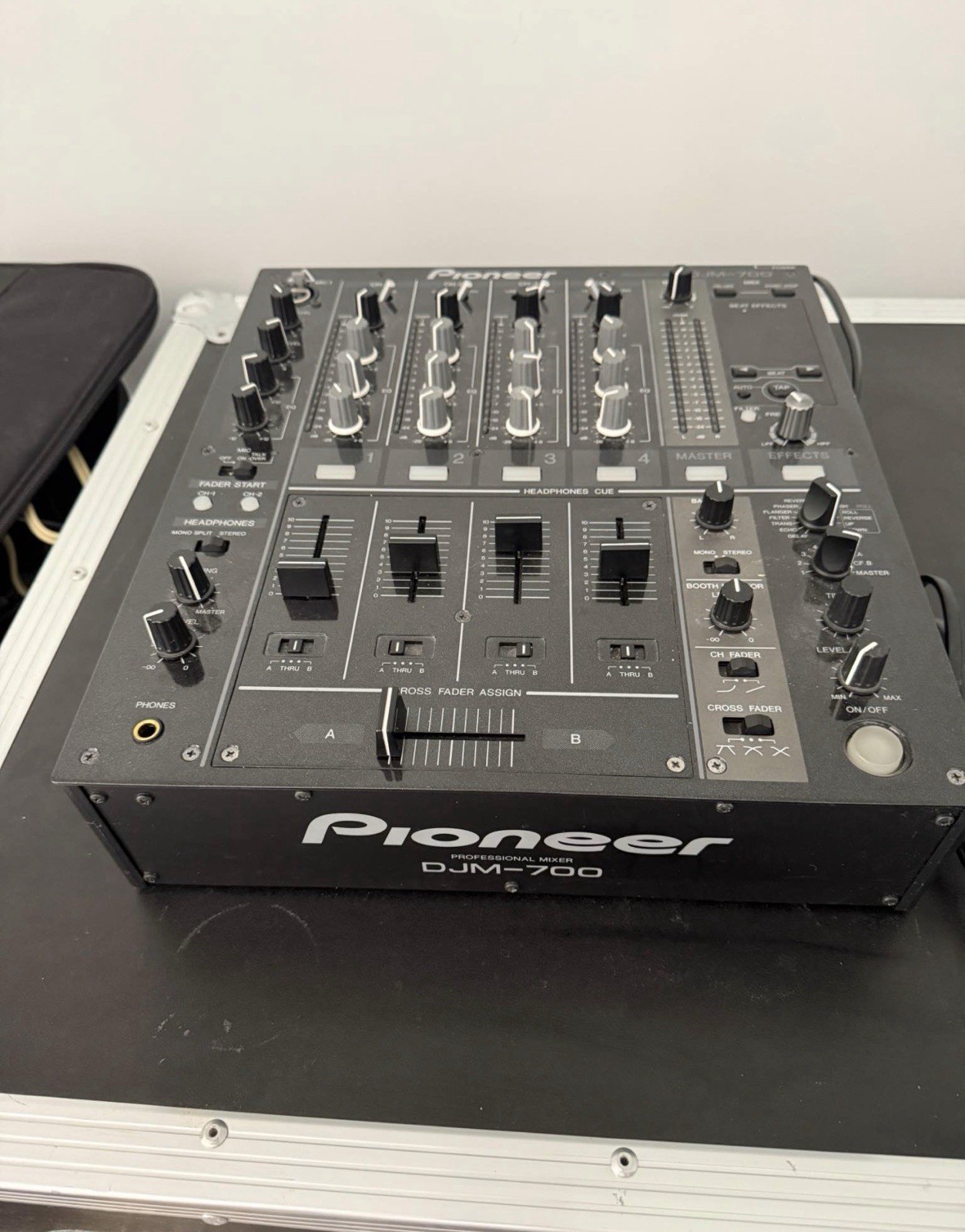 Pioneer DJM-700 4-Channel DJ Mixer Black Built-In Effects MIDI Out Analog/Dig