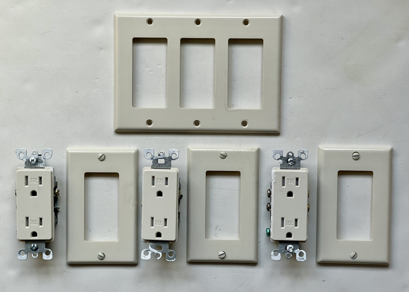 ELECTRICAL OUTLET RECEPTACLES AND WALL PLATES (QTY 3) IVORY COLOR-USED