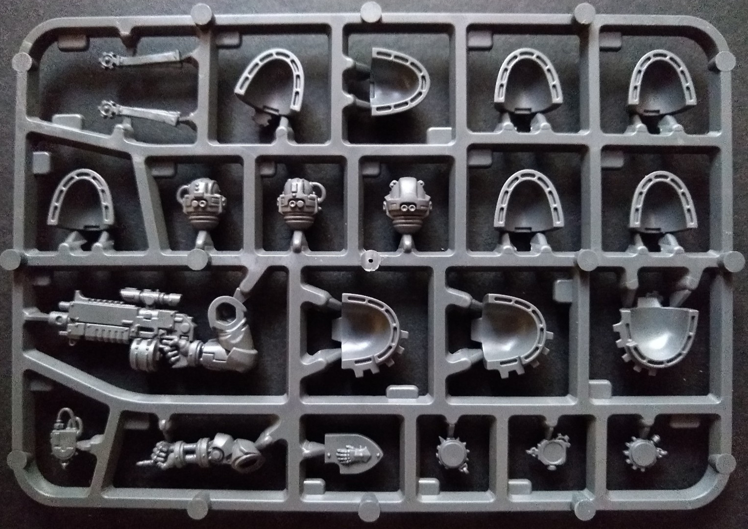 Warhammer 40k Space Marines Iron Hands Bionic Shoulder Pads Upgrade Sprue *NOS*