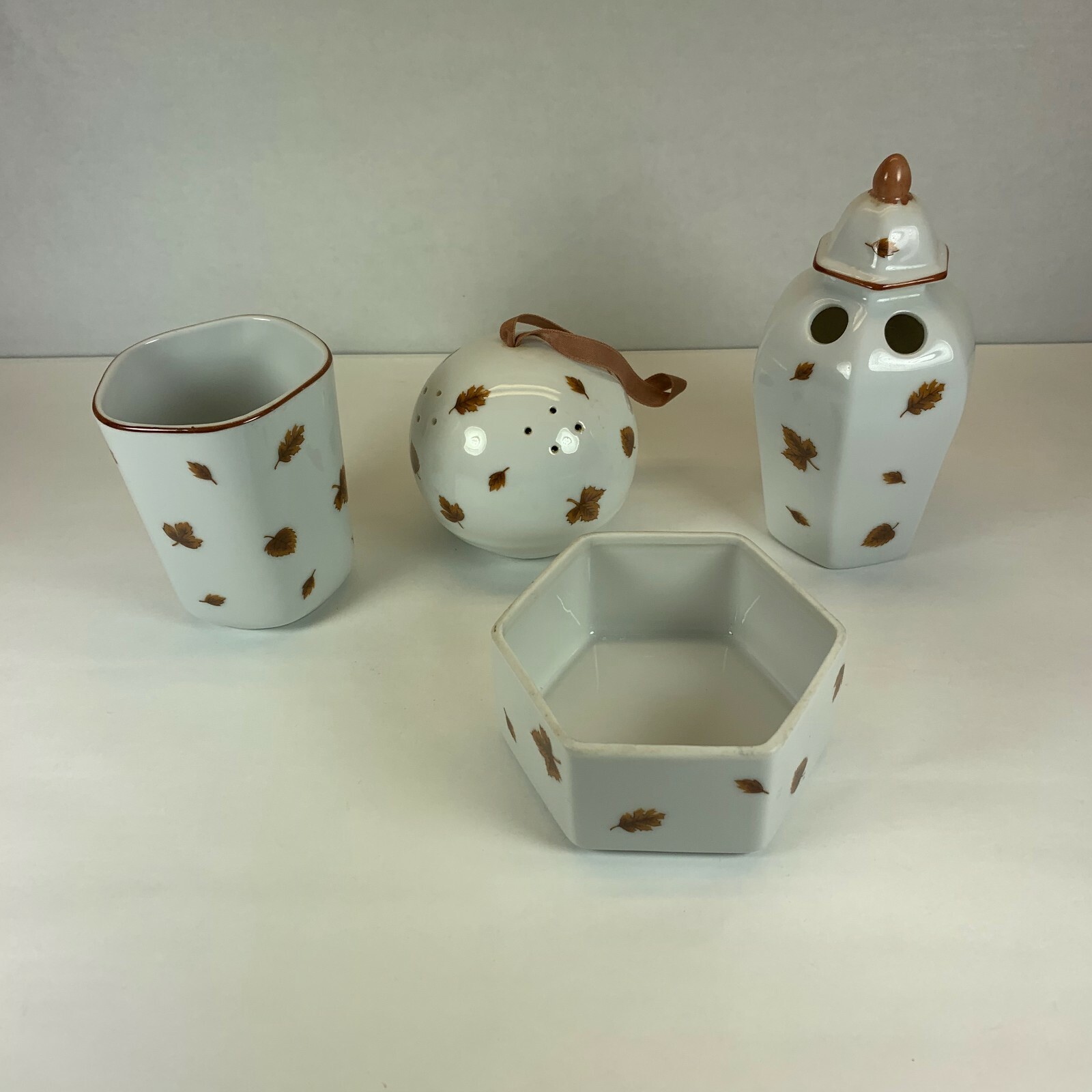 Bathroom Soap Dish Toothbrush Holder potpourri holder tumbler porcelain lot 4