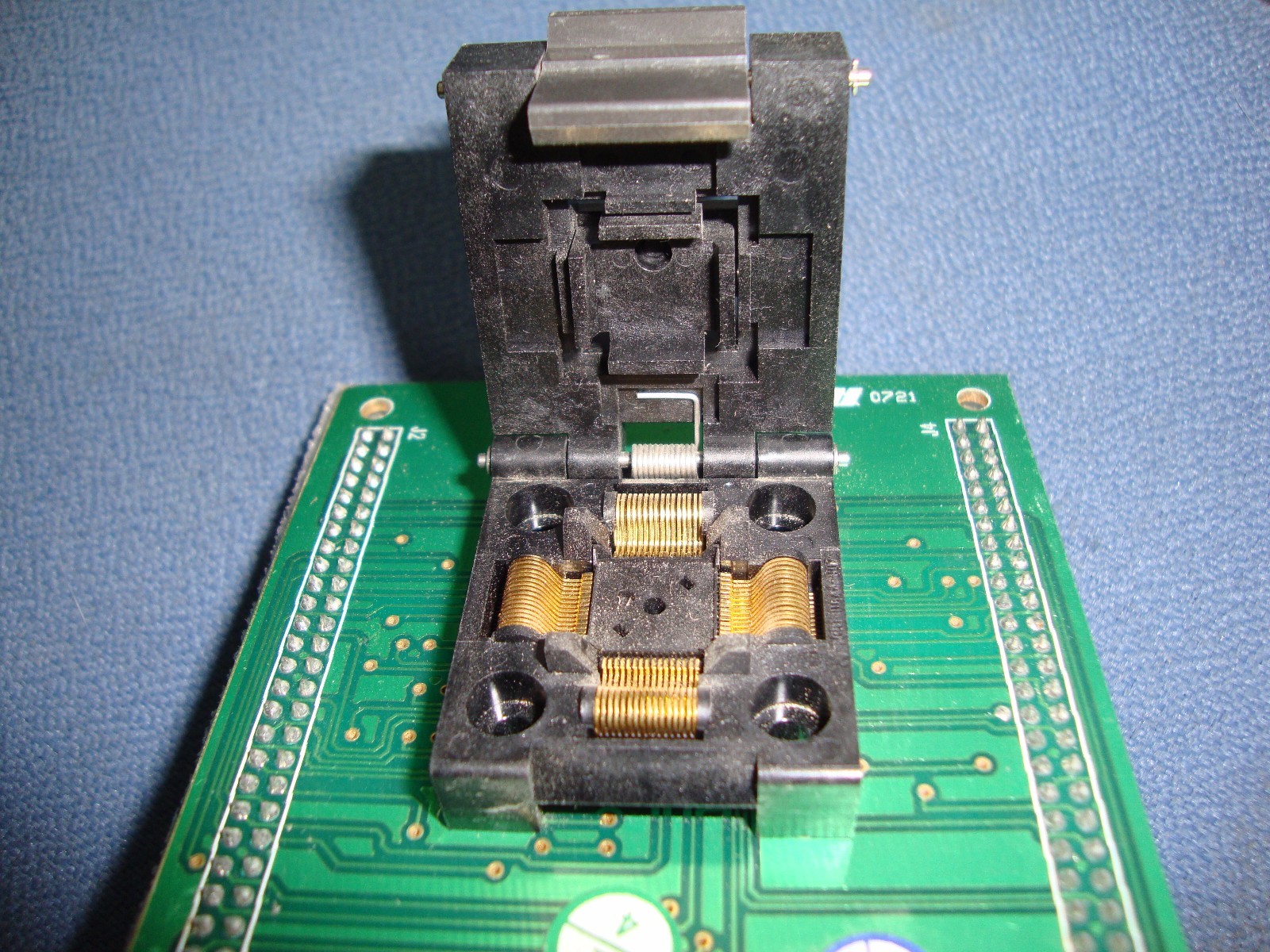 Xeltek XTQFP64/D64 with IC51-0644-807 Socket Adapter