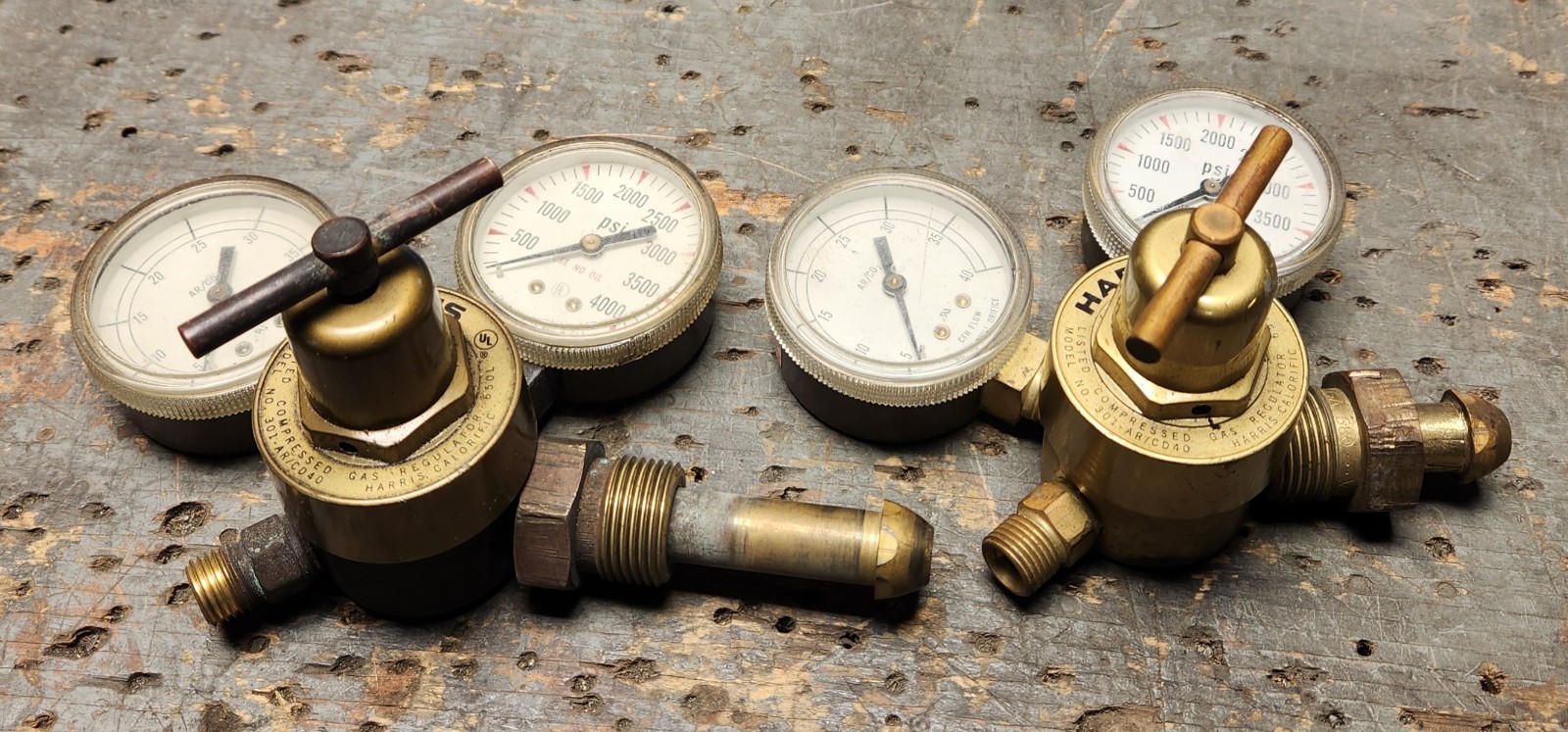 (Lot of 2) Harris Model 301-AR/CD40 Compressed Gas Regulators 650L