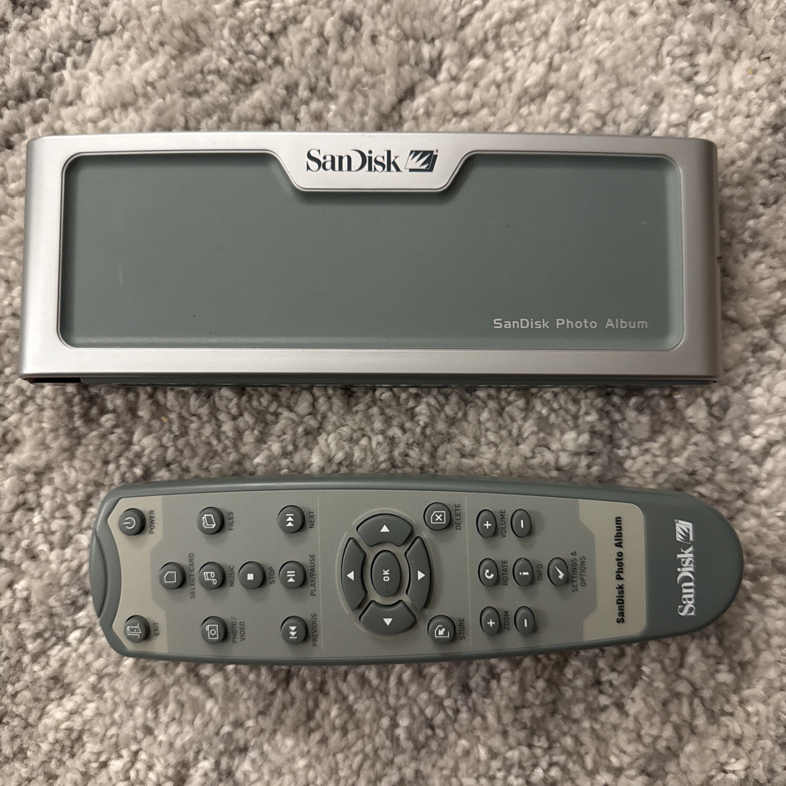 SANDISK Shoot & Store Digital Photo Album/Card Reader SDV2-A (View Photos on TV)