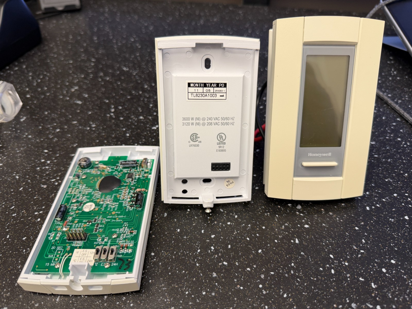 *TWO* Honeywell TL8230A1003 Line Voltage Thermostat 240 VAC 7 Day Program