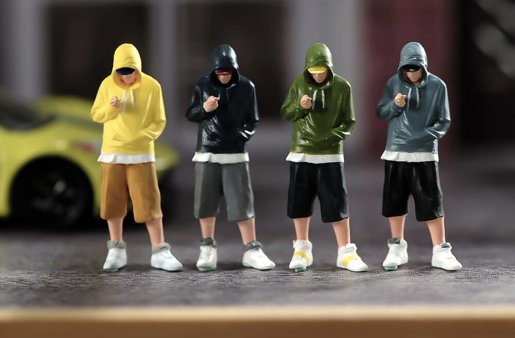 1:64 Painted Figure Model Miniature Resin Diorama Sand Toy Hooded hoodie Man Boy