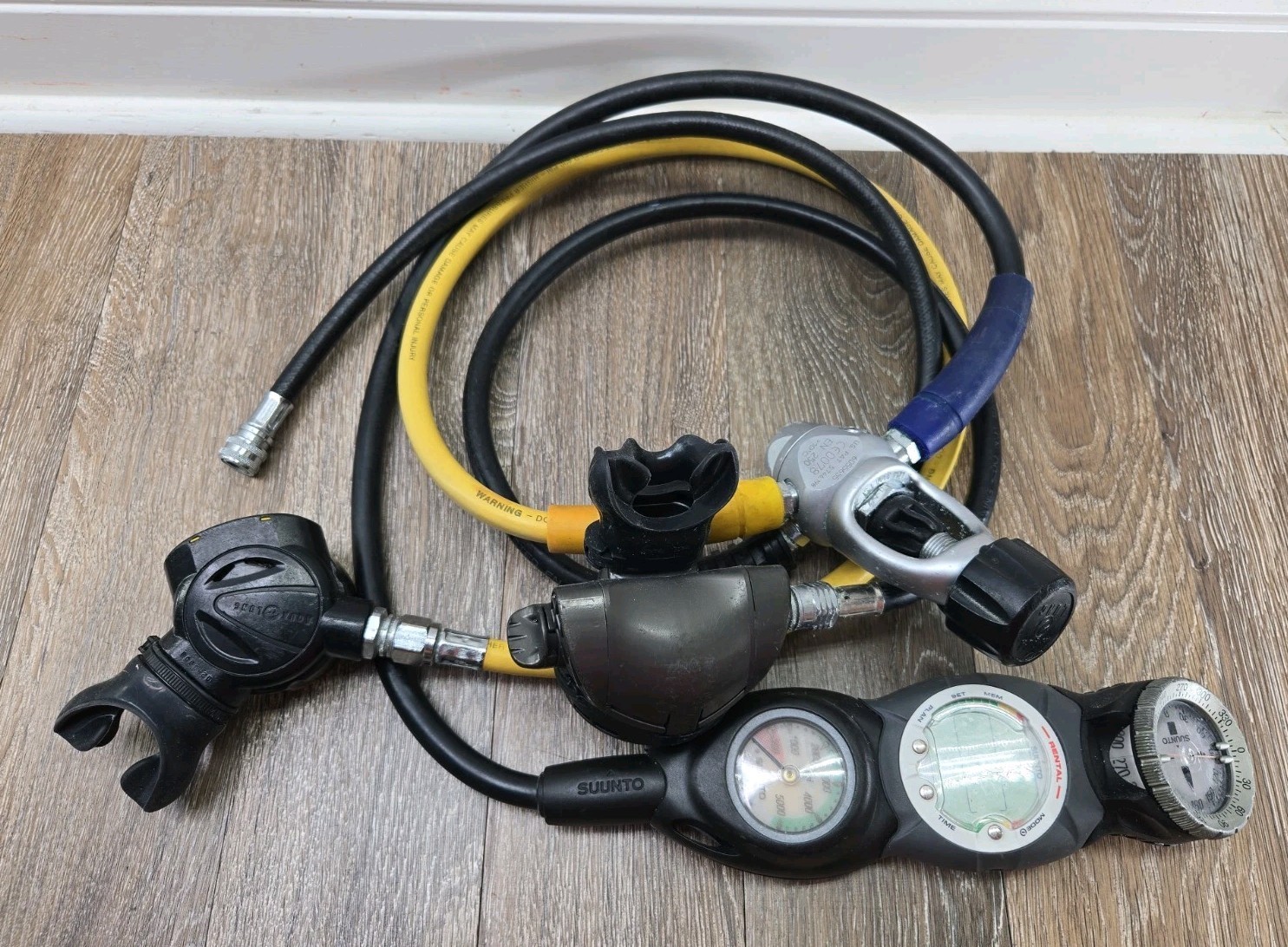 Aqua Lung Titan Scuba Regulator Set ABS Octopus Hoses & Suunto SM-36 Console
