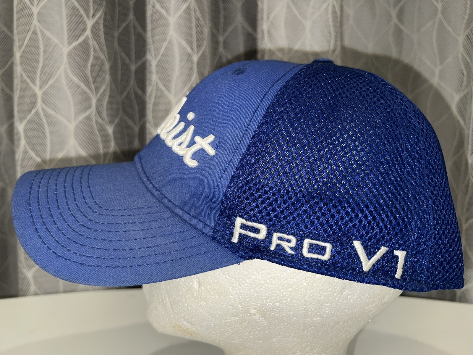 Titleist White Embroidered on Royal Blue Pro V1 Hat Cap Med/Large Stretch Mesh