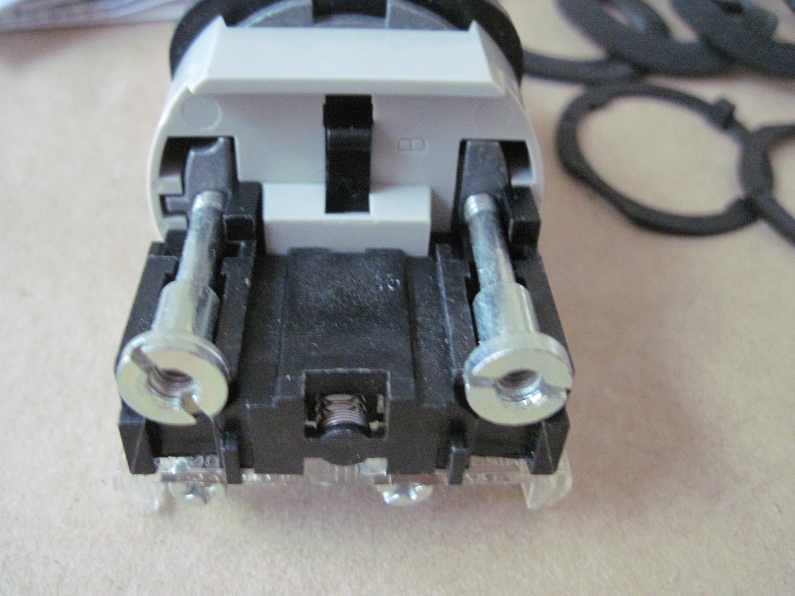 Allen-Bradley 800H-JR4H 30mm 3-Position Selector Switch Spring Return from Left