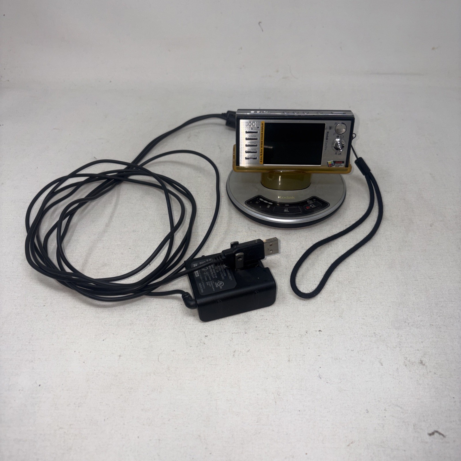 Kodak EasyShare V570 Digital Camera 5.0 MP Black 5X Zoom Dock Bundle w/ Mem Card
