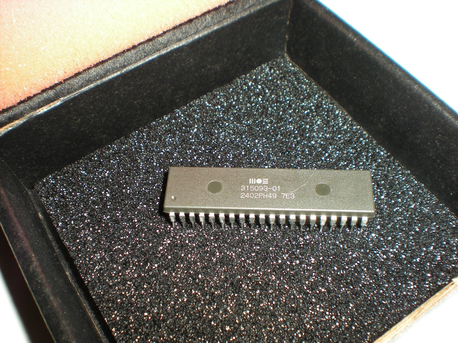 Commodore Amiga 315093-01 Kickstart 1.2 IC chip in blemished condition