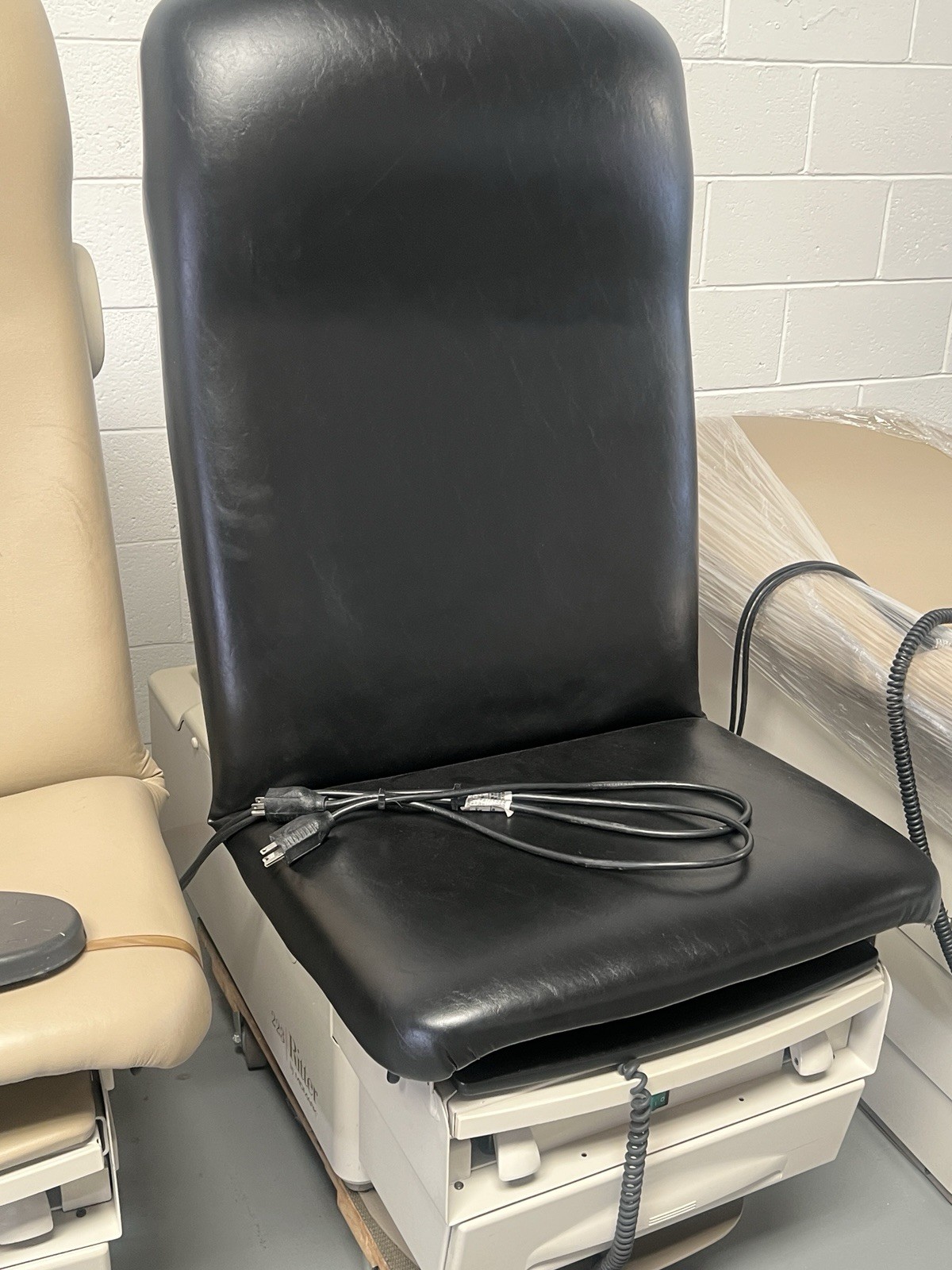 Midmark Ritter 223 Power exam bed Table with Footswitch 223-016