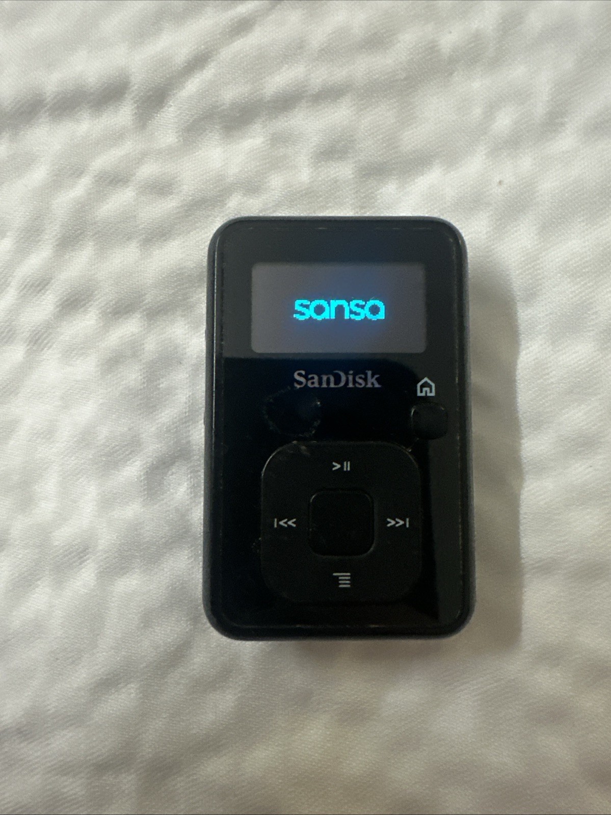 Sandisk Sansa Clip+ Clip Plus 4GB MP3 Player BUNDLE w/ USB Cable
