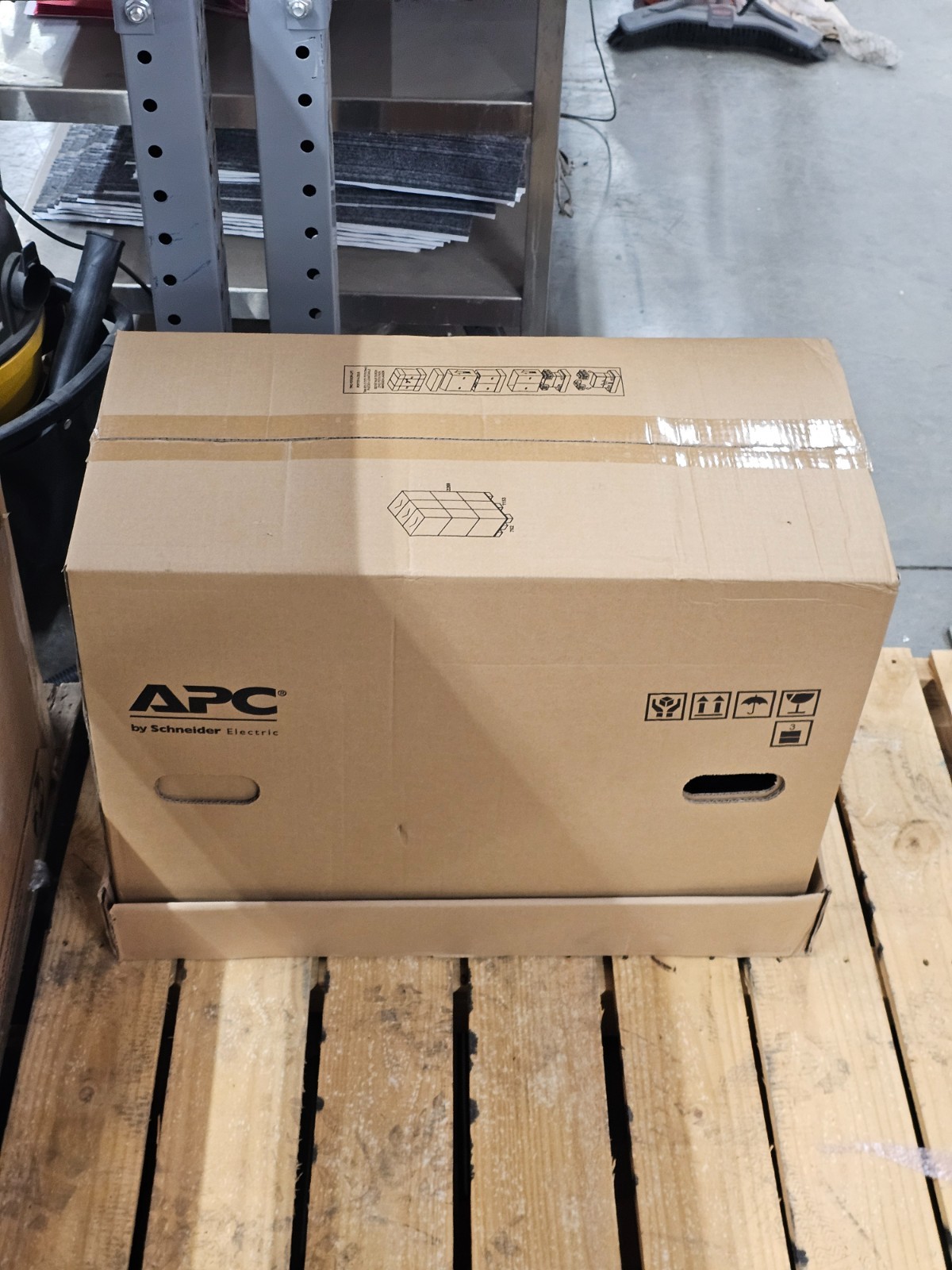 APC  SMT3000C 3000VA Smart UPS with SmartConnect Battery Backup *USED*