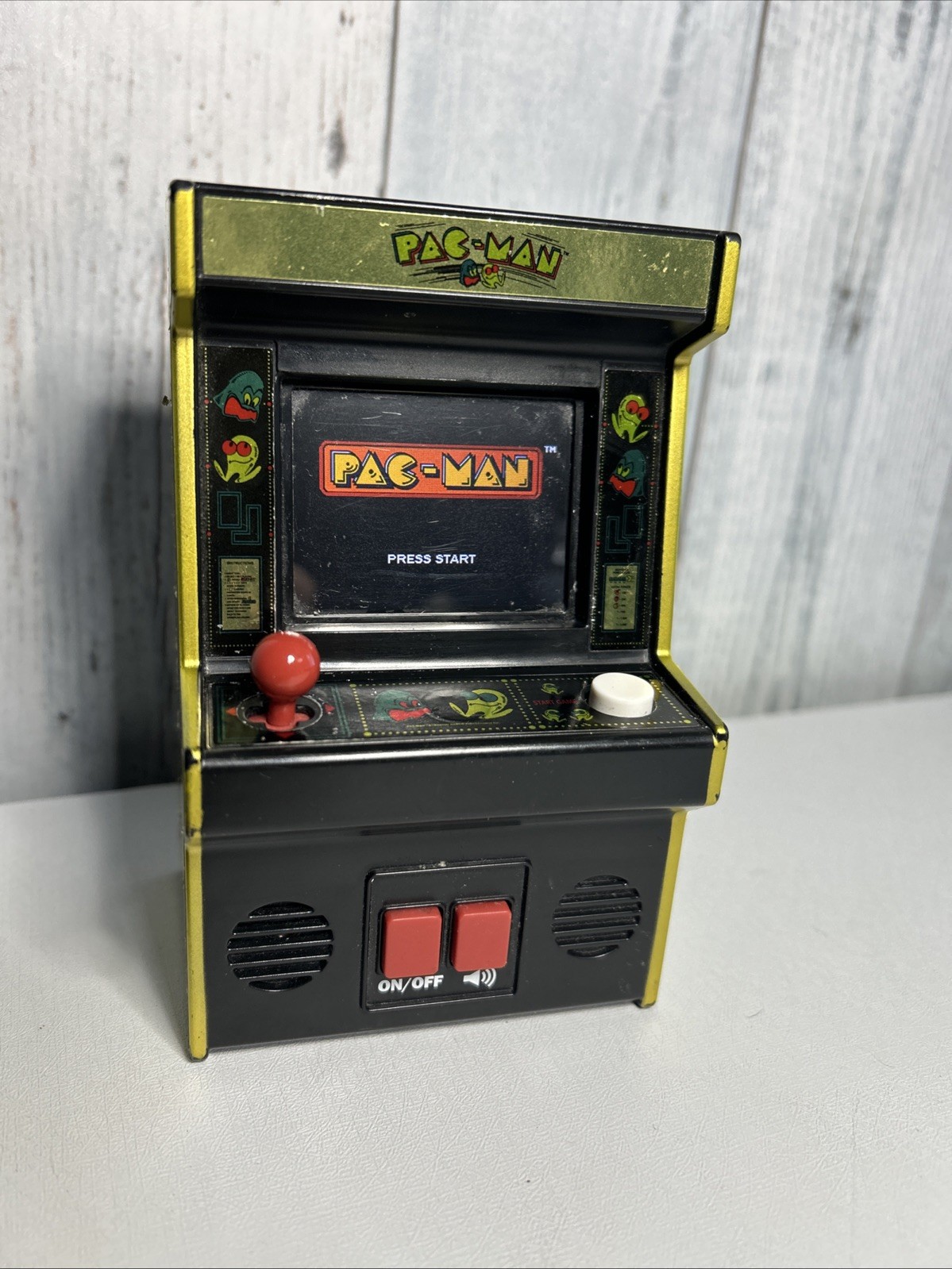 2020 BANDAI NAMCO PAC MAN MINI HANDHELD ARCADE VIDEO GAME 09545z *Damaged.