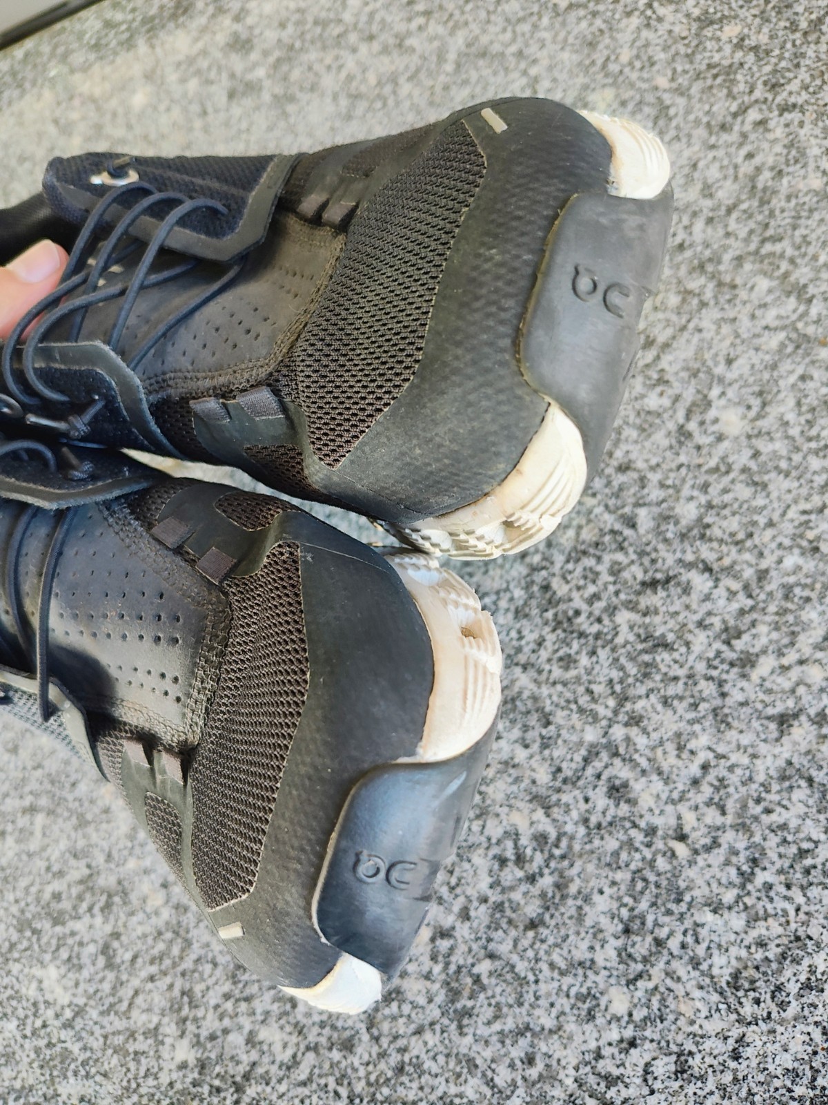 On Cloud 5 Running Shoes Women Sz 9 ON Black White Sneakers Gym Walk Speed Laces
