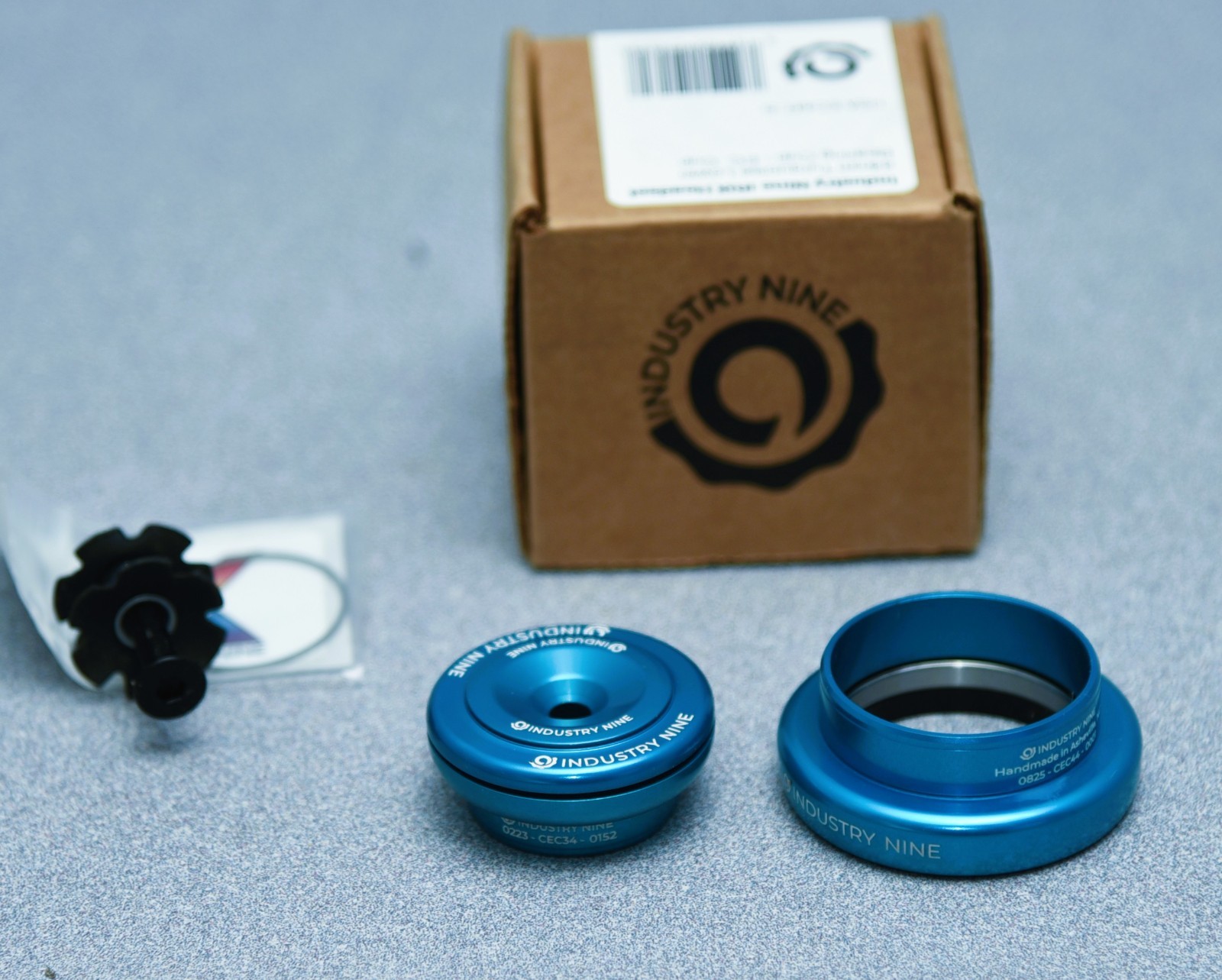INDUSTRY NINE IRIX Headset, Tapered EC34/EC44 External, Anodized Turquoise Blue