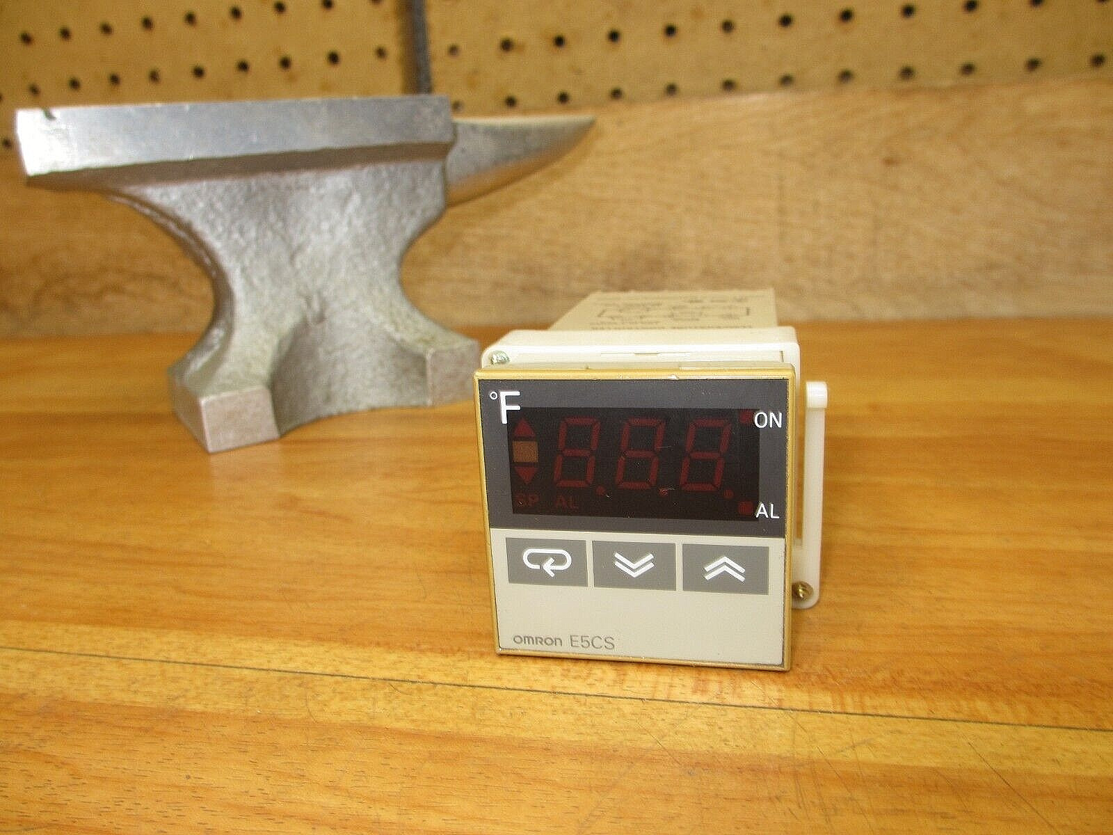 Omron E5CS-Q1KJX-F *USED POWERS UP* Temperature Controller