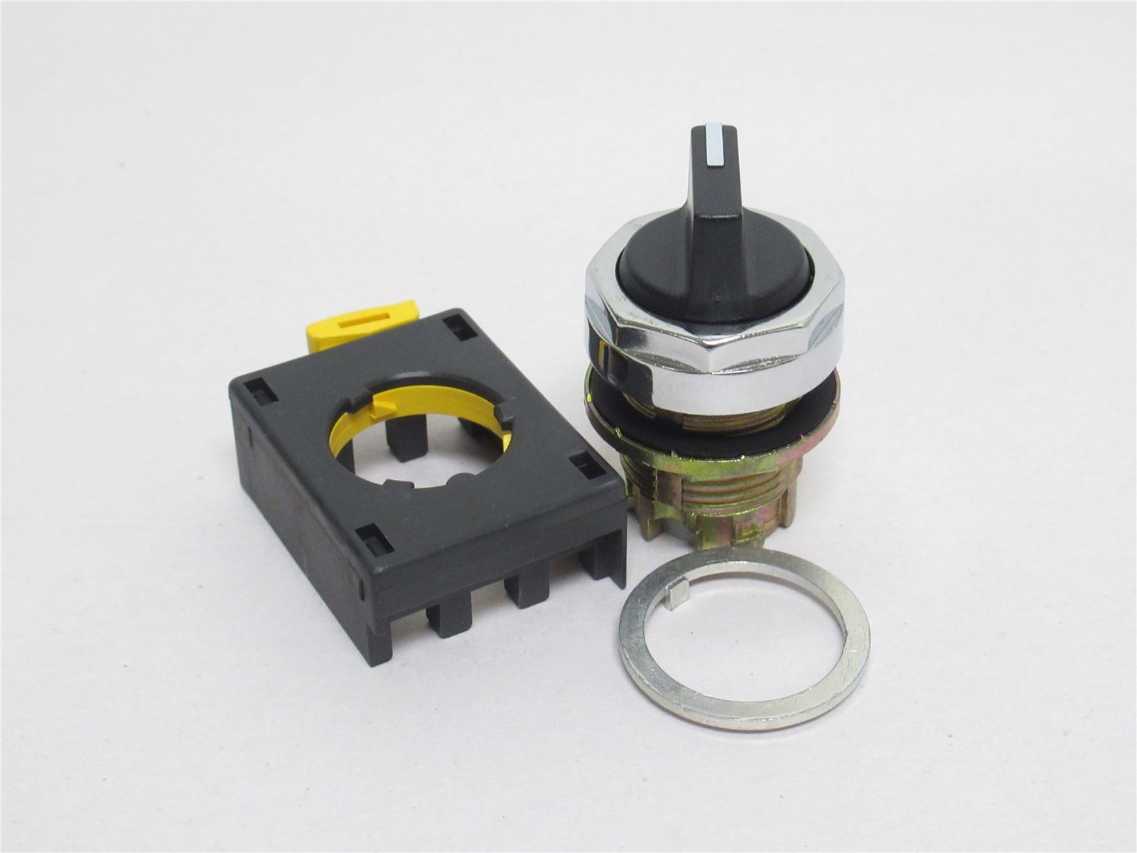 240276 New In Box; Eaton EM22X661 Knob Selector Pushbutton