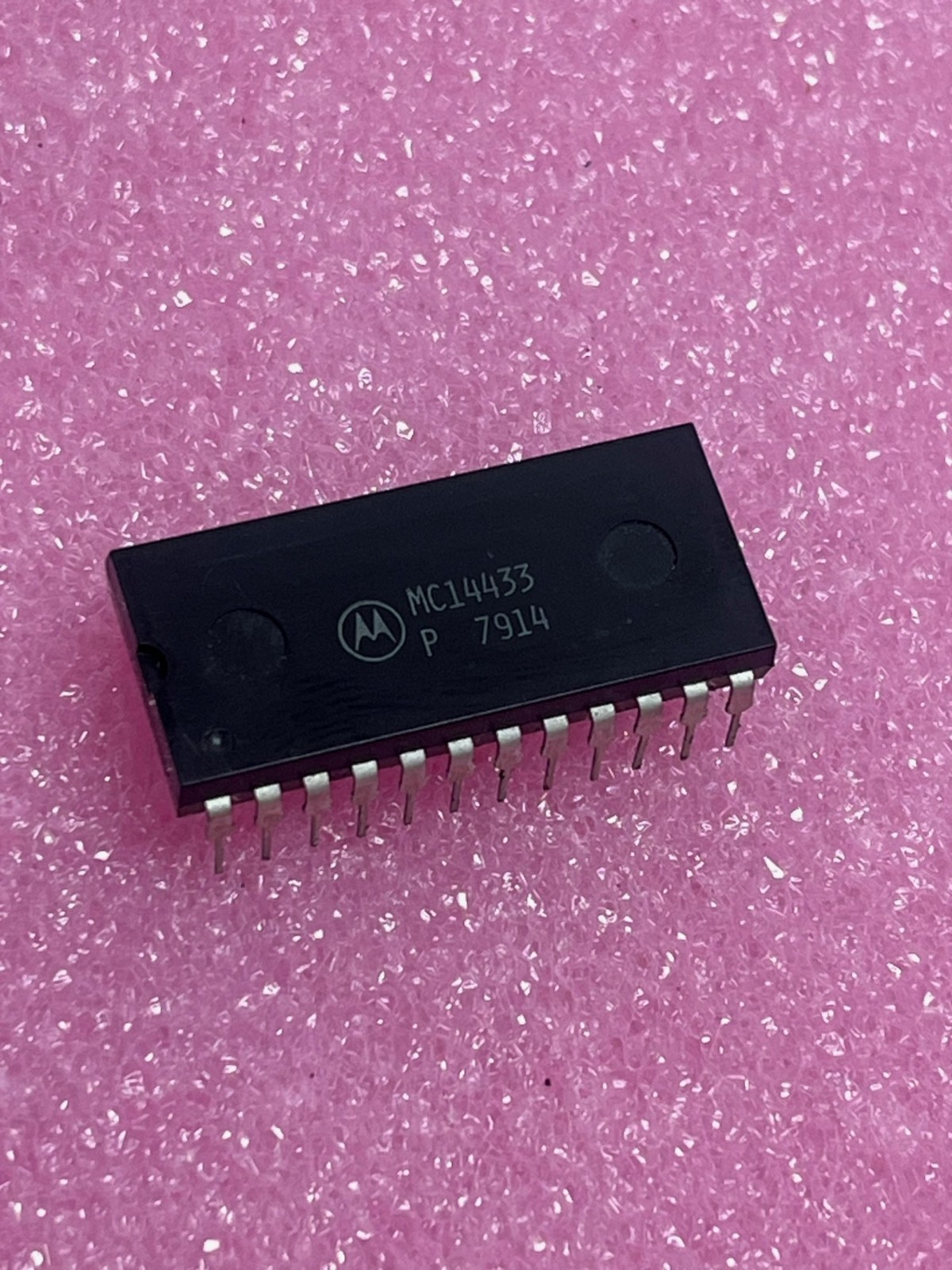 Motorola MC14433P, 3 ½ Digit Analog-to-Digital Converter DIP-24 - NEW!