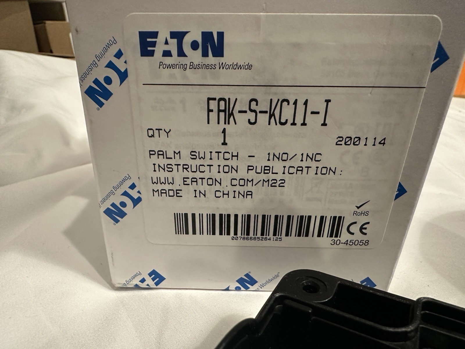 * NEW *  Eaton -  FAK-S-KC11-I Palm Switch Pushbutton Black Ind. Control Unit