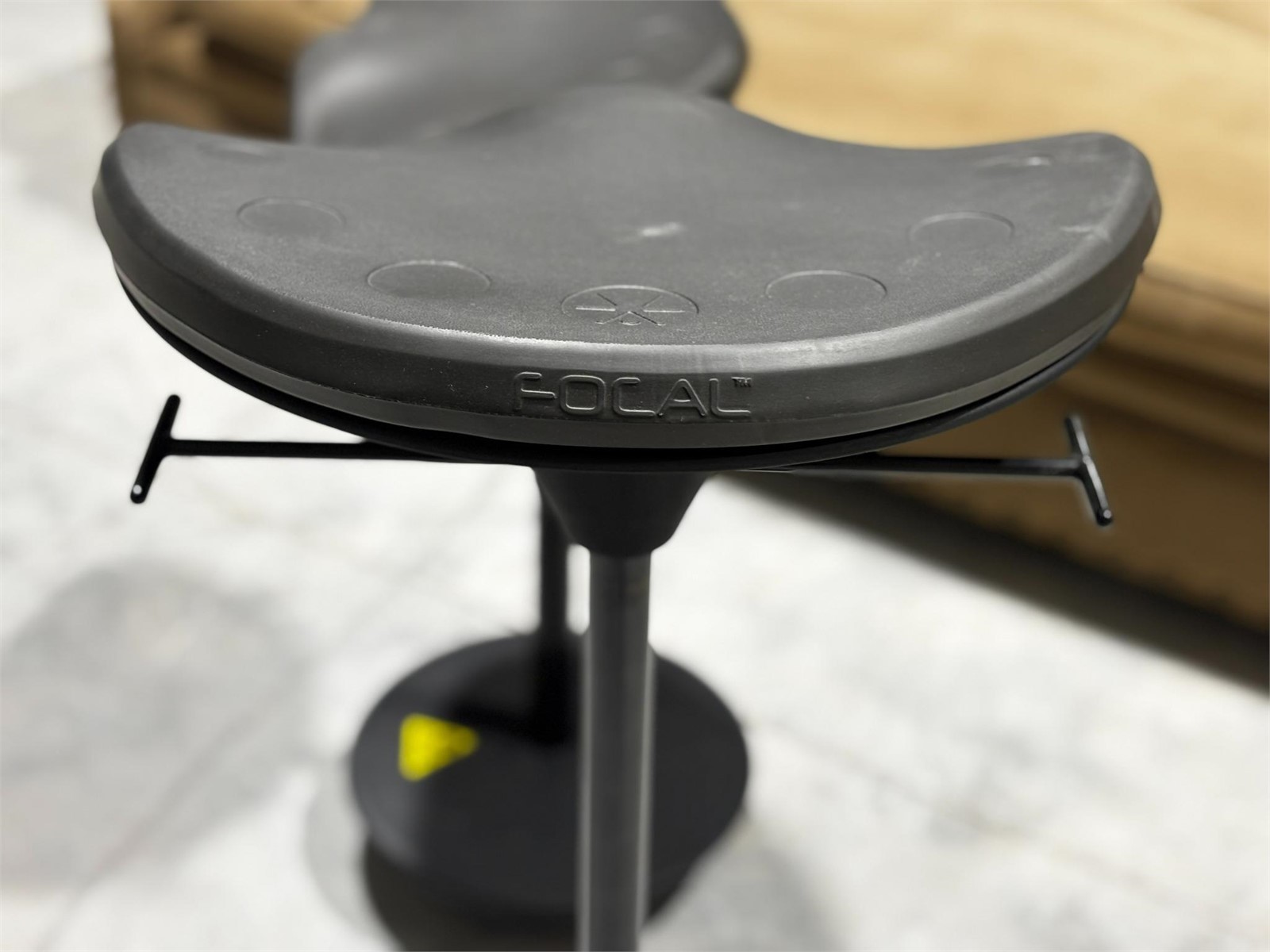 Focal Upright Pivot Seat Leaning Stool