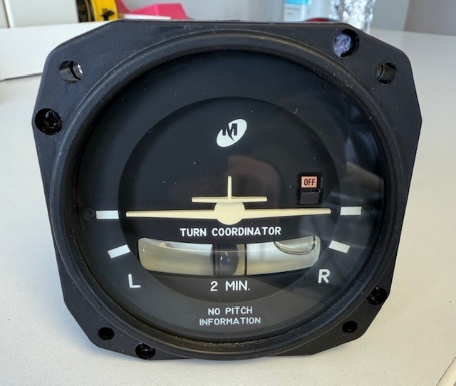 1394T100-7B MCI TURN COORDINATOR (11–32 VDC, 3-pin, Black ball, Brushless)