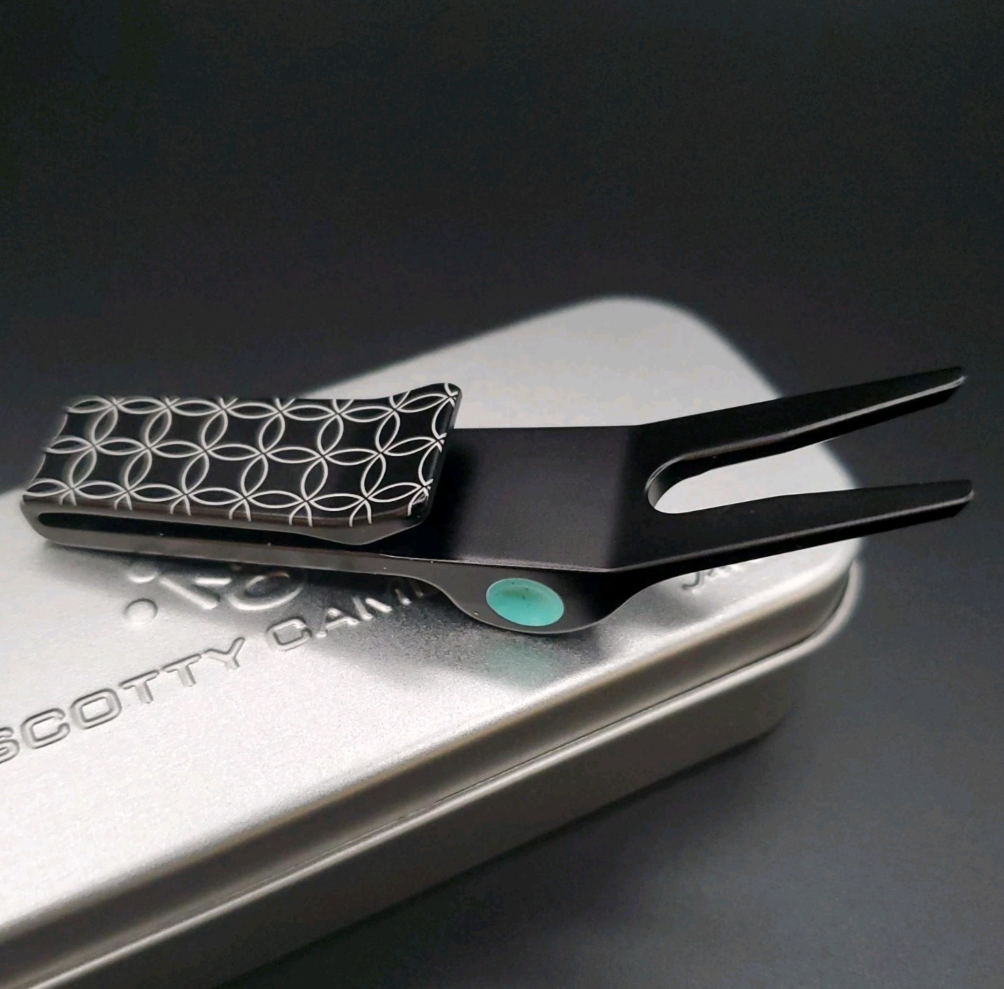 SCOTTY CAMERON TIFF & BLACK GEO LUXE PIVOT TOOL