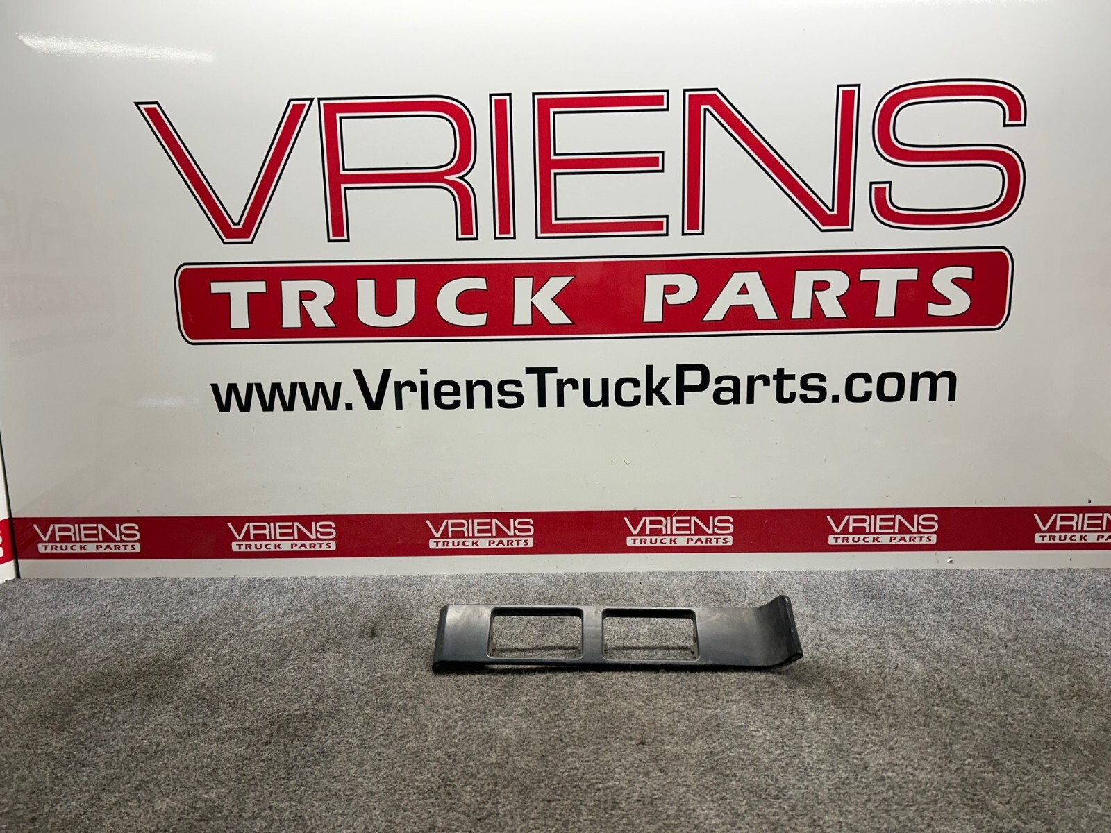 PETERBILT 17-04233 TRIM-REGISTER RH