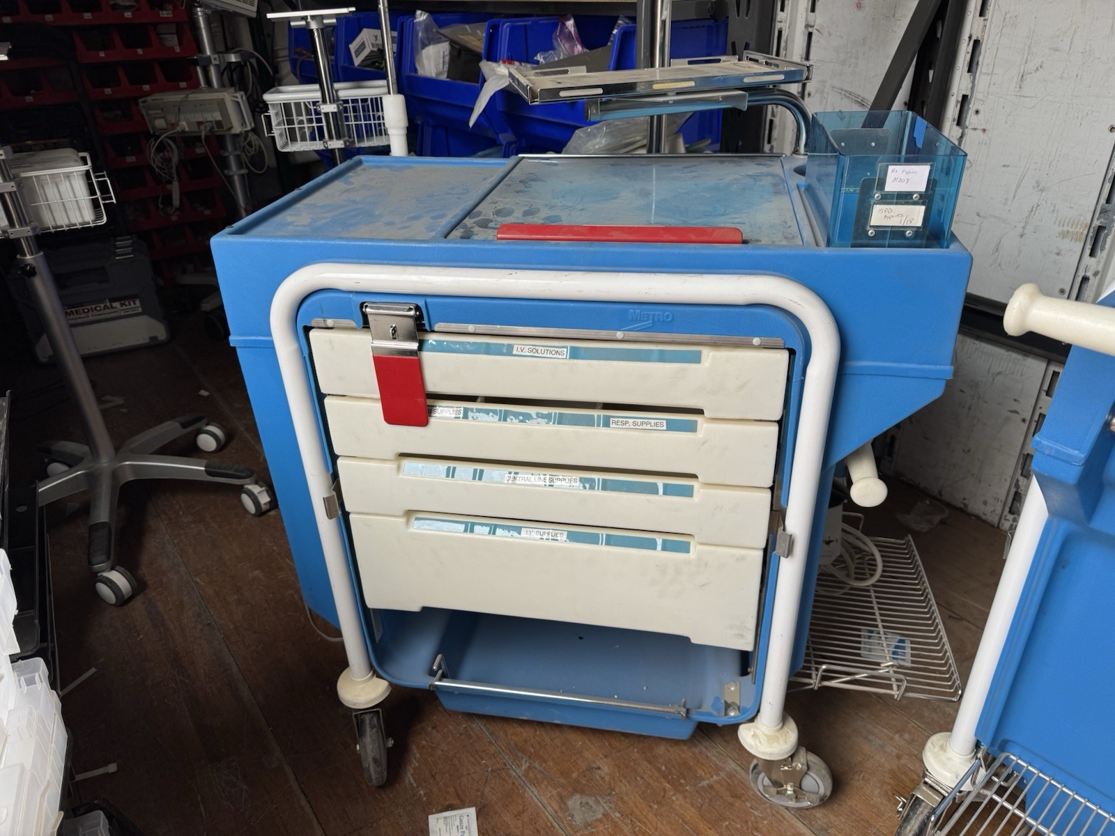 Metro LifeLine LEC03271 Emergency Crash Cart Patient Healthcare w/ Tray IV Pole